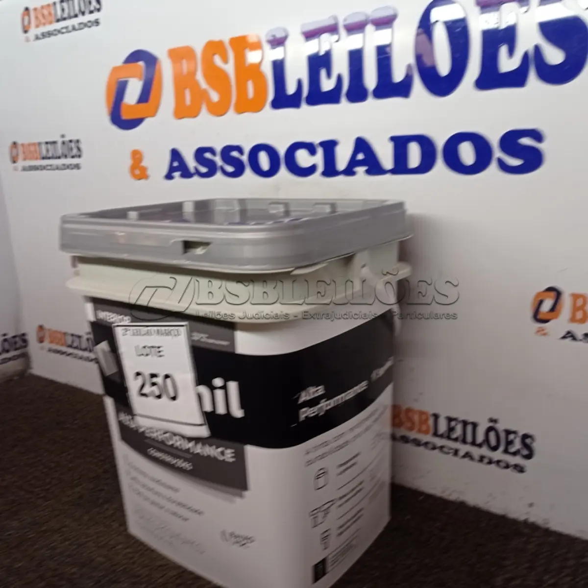 LOTE 250 - 01 BALDE DE TINTA SUVINIL INTERIORES ACRÍLICO FOSCO 18L NA COR FOSCO BRANCO. VENCIMENTO 10/2027 (NOVO) (NO ESTADO) ATENÇÃO! FAZER A VISITAÇÃO ANTES DE ARREMATAR, NÃO SABEMOS SE FUNCIONA. LEILÃO NÃO TEM GARANTIA E NEM DEVOLUÇÃO, SUJEITO A POSSÍVEIS AVARIAS VISÍVEIS/OCULTAS E/OU AUSÊNCIA DE COMPONENTES.