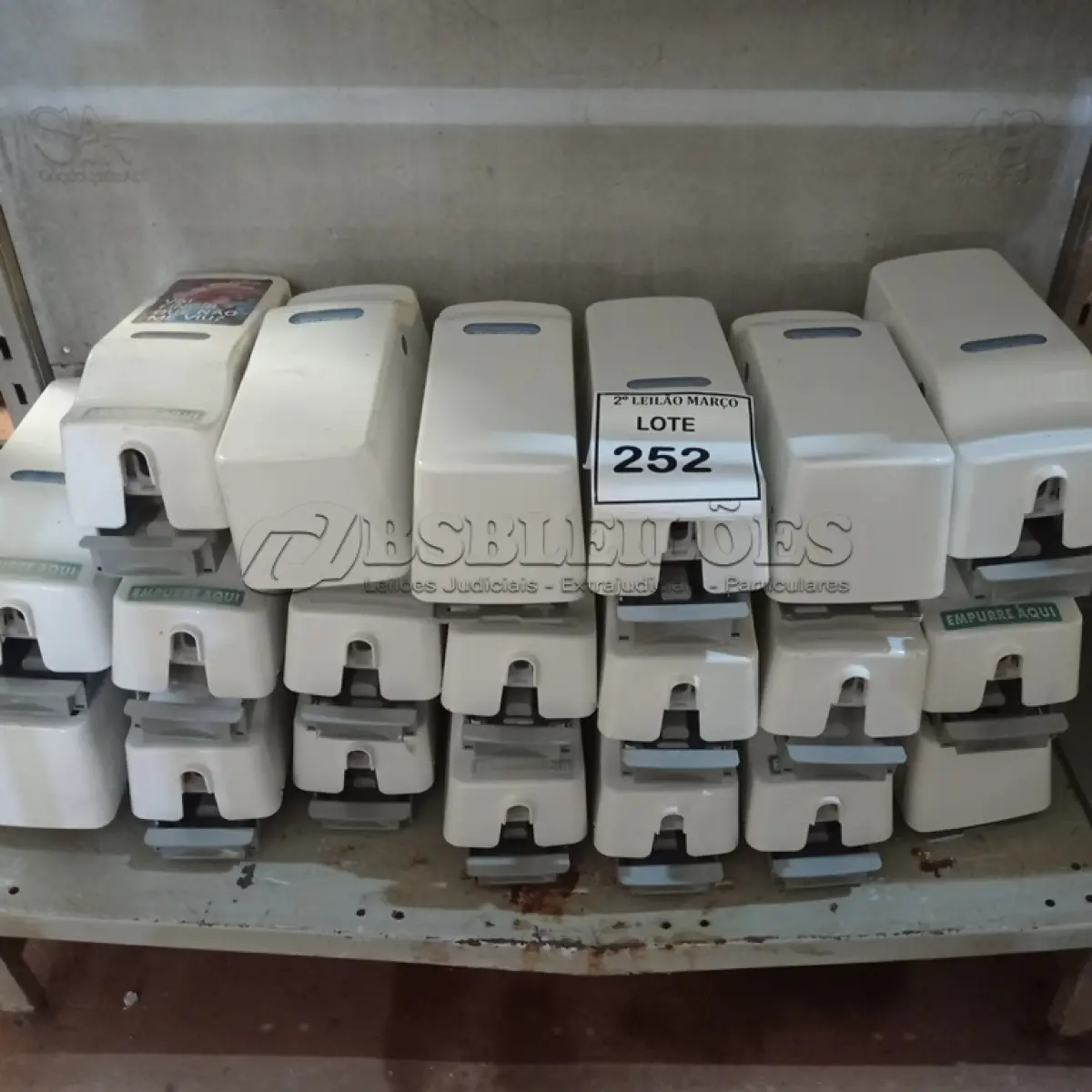 LOTE 252 - 01 LOTE COM DISPENSES PARA SABÃO.  (NO ESTADO) ATENÇÃO! FAZER A VISITAÇÃO ANTES DE ARREMATAR, NÃO SABEMOS SE FUNCIONA. LEILÃO NÃO TEM GARANTIA E NEM DEVOLUÇÃO, SUJEITO A POSSÍVEIS AVARIAS VISÍVEIS/OCULTAS E/OU AUSÊNCIA DE COMPONENTES.