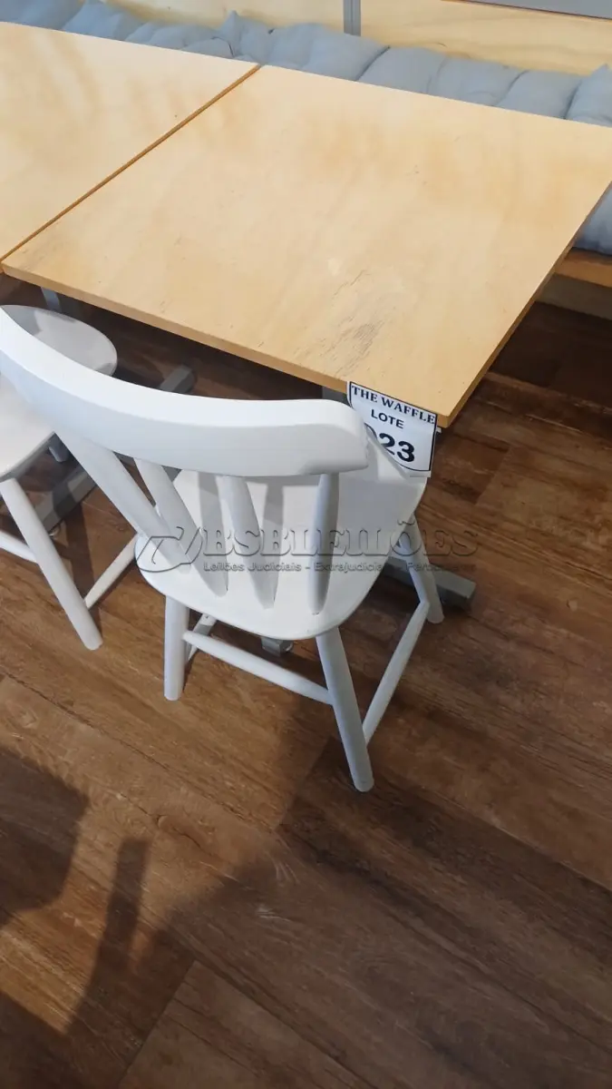 LOTE 023 - 01 MESA QUADRADA EM MADEIRA COM PÉS EM FERRO E 01 CADEIRA EM MADEIRA.   (NO ESTADO) ATENÇÃO! FAZER A VISITAÇÃO ANTES DE ARREMATAR, NÃO SABEMOS SE FUNCIONA. LEILÃO NÃO TEM GARANTIA E NEM DEVOLUÇÃO, SUJEITO A POSSÍVEIS AVARIAS VISÍVEIS/OCULTAS E/OU AUSÊNCIA DE COMPONENTES.