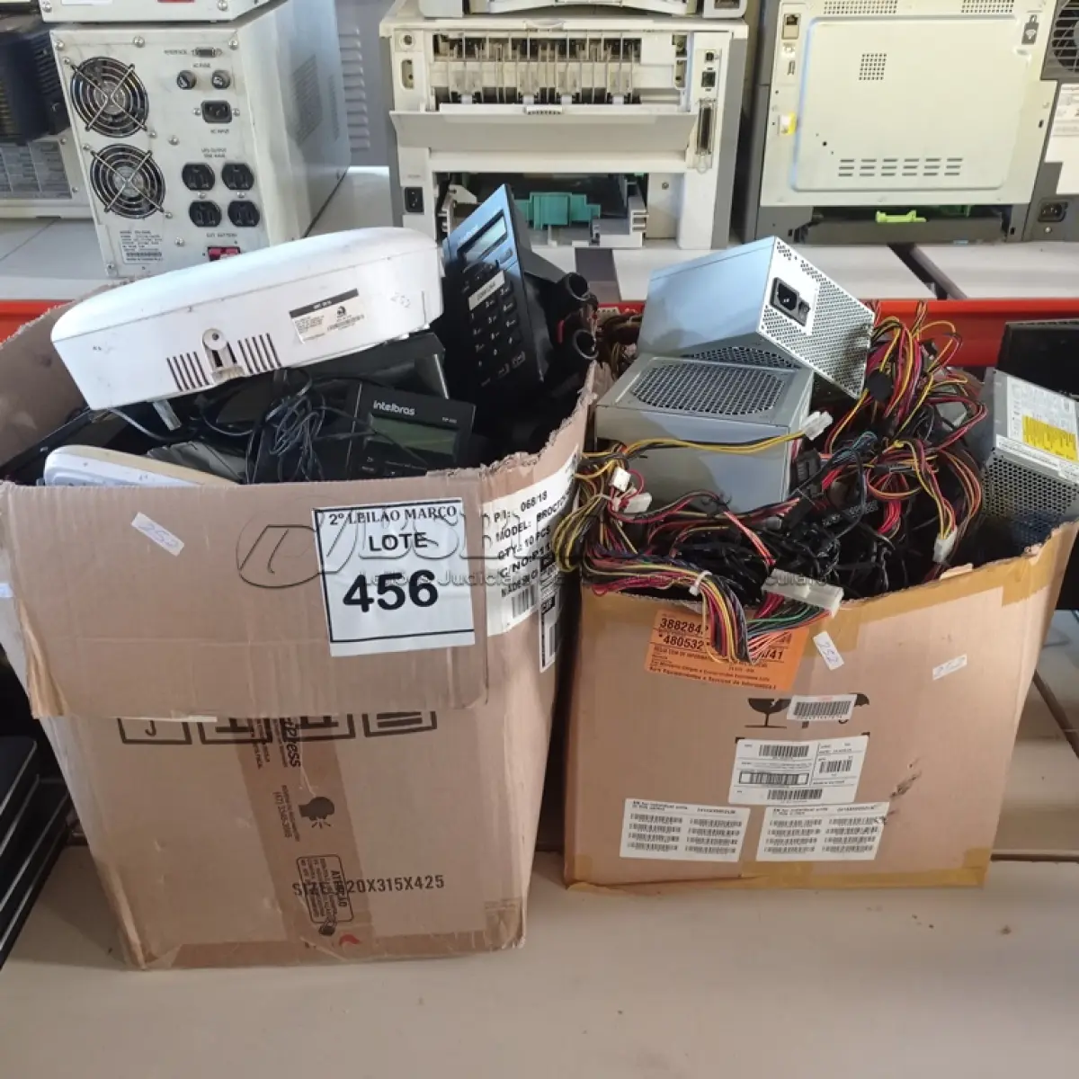 LOTE 456 - 02 CAIXAS COM VÁRIOS ELETRÔNICOS  E FONTES DIVERSOS.  (NO ESTADO) ATENÇÃO! FAZER A VISITAÇÃO ANTES DE ARREMATAR, NÃO SABEMOS SE FUNCIONA. LEILÃO NÃO TEM GARANTIA E NEM DEVOLUÇÃO, SUJEITO A POSSÍVEIS AVARIAS VISÍVEIS/OCULTAS E/OU AUSÊNCIA DE COMPONENTES.
