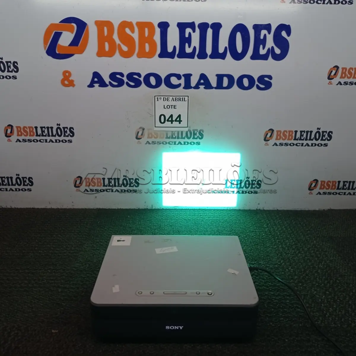 LOTE 044 - 01 PROJETOR SONY. (NO ESTADO) ATENÇÃO! FAZER A VISITAÇÃO ANTES DE ARREMATAR, NÃO SABEMOS SE FUNCIONA. LEILÃO NÃO TEM GARANTIA E NEM DEVOLUÇÃO, SUJEITO A POSSÍVEIS AVARIAS VISÍVEIS/OCULTAS E/OU AUSÊNCIA DE COMPONENTES.