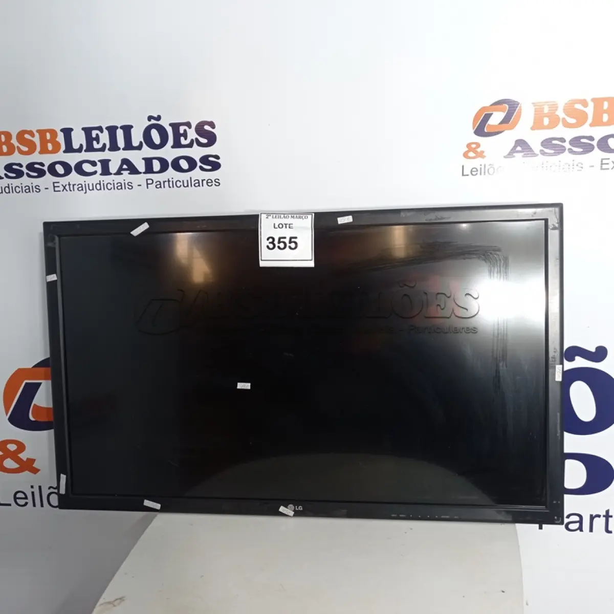 LOTE 355 -  01 MONITOR LG 42”. (NO ESTADO) ATENÇÃO! FAZER A VISITAÇÃO ANTES DE ARREMATAR, NÃO SABEMOS SE FUNCIONA. LEILÃO NÃO TEM GARANTIA E NEM DEVOLUÇÃO, SUJEITO A POSSÍVEIS AVARIAS VISÍVEIS/OCULTAS E/OU AUSÊNCIA DE COMPONENTES.