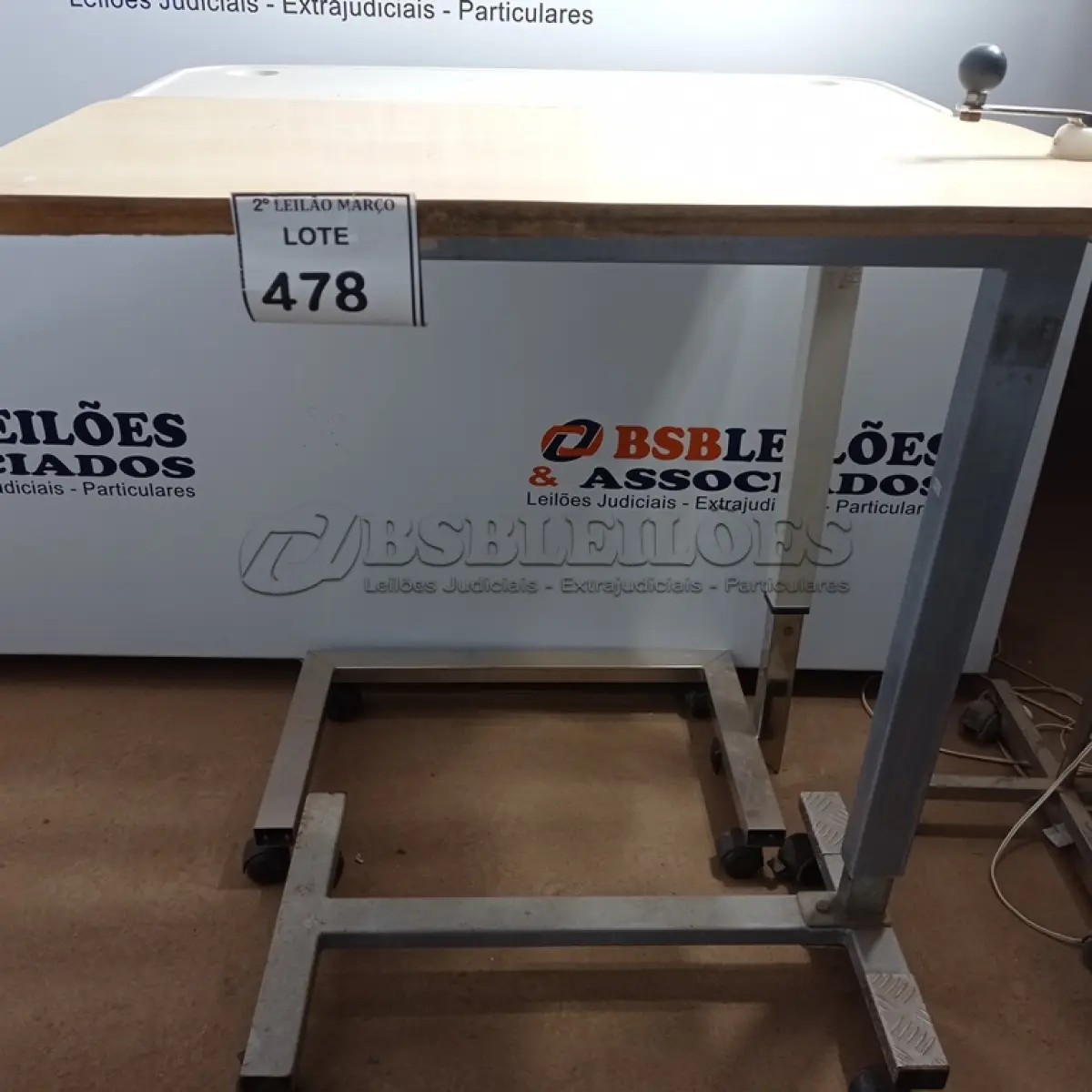 LOTE 478 - 02 MESAS DE REFEIÇÃO PARA CAMA HOSPITALAR. (NO ESTADO) ATENÇÃO! FAZER A VISITAÇÃO ANTES DE ARREMATAR, NÃO SABEMOS SE FUNCIONA. LEILÃO NÃO TEM GARANTIA E NEM DEVOLUÇÃO, SUJEITO A POSSÍVEIS AVARIAS VISÍVEIS/OCULTAS E/OU AUSÊNCIA DE COMPONENTES.
