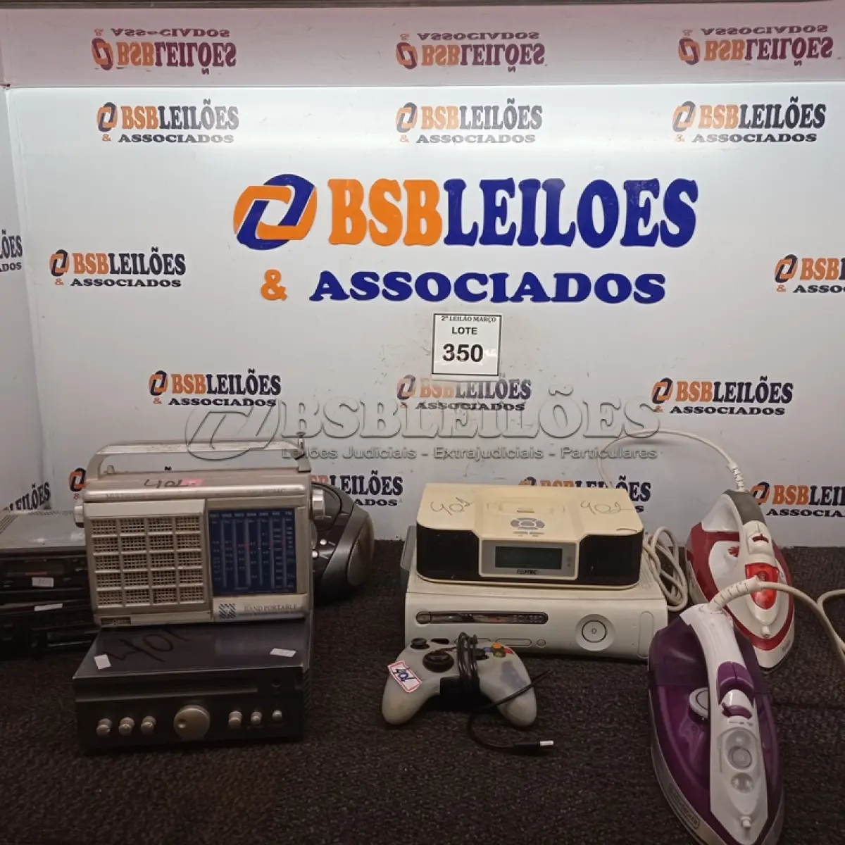 LOTE 350 - 01 VÍDEO GAME XBOX COM CONTROLE, RÁDIOS AUTOMOTIVOS E FERRO DE PASSAR ROUPAS. (NO ESTADO) ATENÇÃO! FAZER A VISITAÇÃO ANTES DE ARREMATAR, NÃO SABEMOS SE FUNCIONA. LEILÃO NÃO TEM GARANTIA E NEM DEVOLUÇÃO, SUJEITO A POSSÍVEIS AVARIAS VISÍVEIS/OCULTAS E/OU AUSÊNCIA DE COMPONENTES.