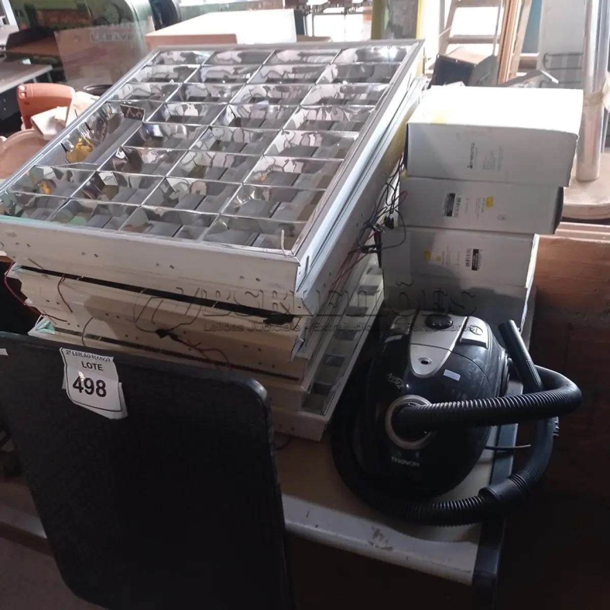LOTE 498 - 06 LUMINÁRIAS DE EMBUTIR, 01 ASPIRADOR DE PÓ MARCA MONDIAL, 05 FONTES DE ALIMENTAÇÃO E 01 MESA DOBRÁVEL. (NO ESTADO) ATENÇÃO! FAZER A VISITAÇÃO ANTES DE ARREMATAR, NÃO SABEMOS SE FUNCIONA. LEILÃO NÃO TEM GARANTIA E NEM DEVOLUÇÃO, SUJEITO A POSSÍVEIS AVARIAS VISÍVEIS/OCULTAS E/OU AUSÊNCIA DE COMPONENTES.