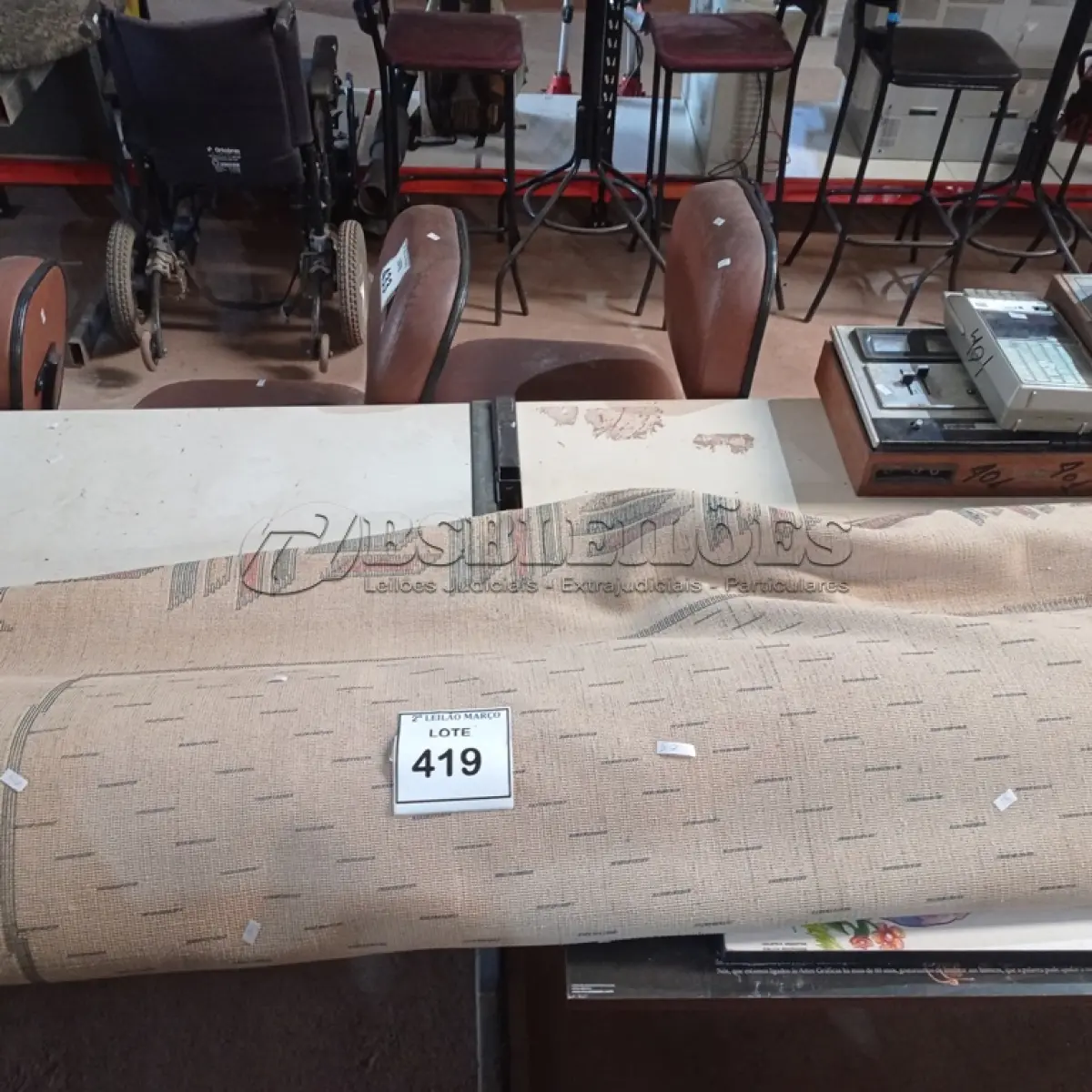 LOTE 419 - 01 TAPETE E 02 QUADROS. (NO ESTADO) ATENÇÃO! FAZER A VISITAÇÃO ANTES DE ARREMATAR, NÃO SABEMOS SE FUNCIONA. LEILÃO NÃO TEM GARANTIA E NEM DEVOLUÇÃO, SUJEITO A POSSÍVEIS AVARIAS VISÍVEIS/OCULTAS E/OU AUSÊNCIA DE COMPONENTES.
