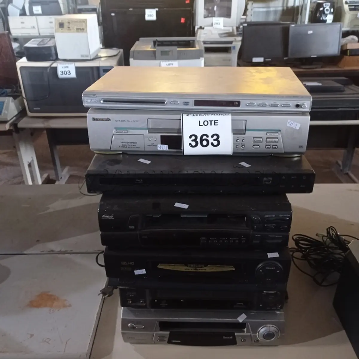 LOTE 363 - 01 LOTE C/DIVERSOS VÍDEOS CASSETES E DVD´S MARCAS E MODELOS DIVERSOS. (NO ESTADO) ATENÇÃO! FAZER A VISITAÇÃO ANTES DE ARREMATAR, NÃO SABEMOS SE FUNCIONA. LEILÃO NÃO TEM GARANTIA E NEM DEVOLUÇÃO, SUJEITO A POSSÍVEIS AVARIAS VISÍVEIS/OCULTAS E/OU AUSÊNCIA DE COMPONENTES.