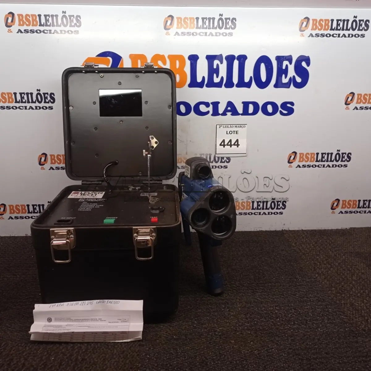 LOTE 444 - 01 RADAR VEICULAR E 01 MALETA COM BATERIA. (NO ESTADO) ATENÇÃO! FAZER A VISITAÇÃO ANTES DE ARREMATAR, NÃO SABEMOS SE FUNCIONA. LEILÃO NÃO TEM GARANTIA E NEM DEVOLUÇÃO, SUJEITO A POSSÍVEIS AVARIAS VISÍVEIS/OCULTAS E/OU AUSÊNCIA DE COMPONENTES.