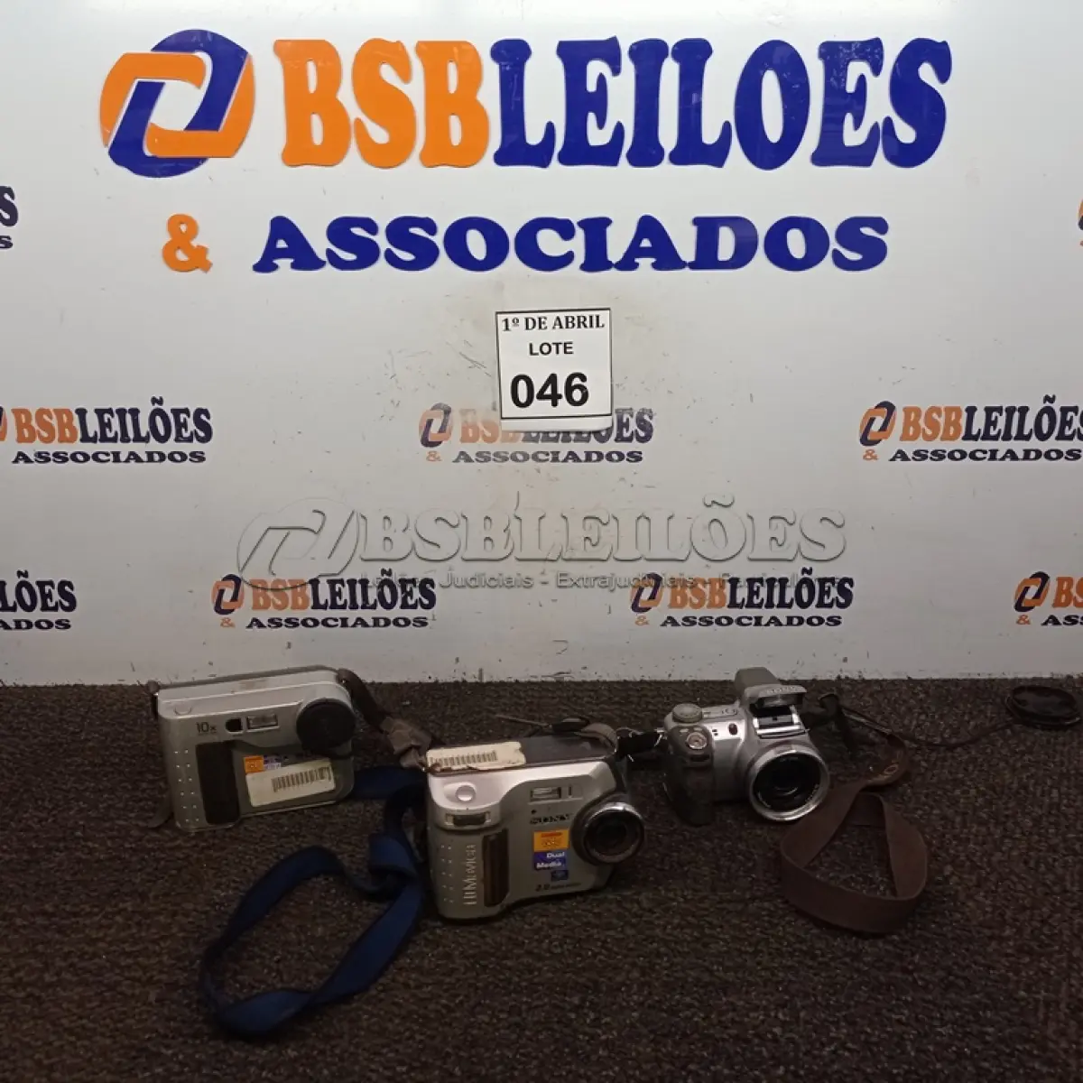 LOTE 046 - 04 CÂMERAS FOTOGRÁFICAS SONY. (NO ESTADO) ATENÇÃO! FAZER A VISITAÇÃO ANTES DE ARREMATAR, NÃO SABEMOS SE FUNCIONA. LEILÃO NÃO TEM GARANTIA E NEM DEVOLUÇÃO, SUJEITO A POSSÍVEIS AVARIAS VISÍVEIS/OCULTAS E/OU AUSÊNCIA DE COMPONENTES.