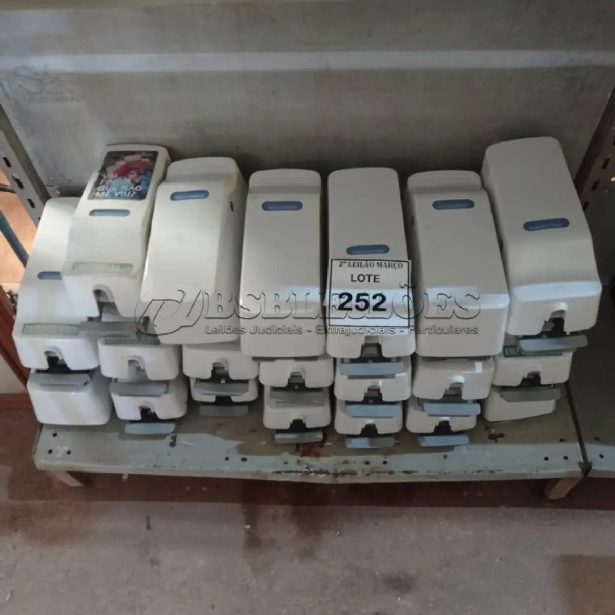 LOTE 252 - 01 LOTE COM DISPENSES PARA SABÃO.  (NO ESTADO) ATENÇÃO! FAZER A VISITAÇÃO ANTES DE ARREMATAR, NÃO SABEMOS SE FUNCIONA. LEILÃO NÃO TEM GARANTIA E NEM DEVOLUÇÃO, SUJEITO A POSSÍVEIS AVARIAS VISÍVEIS/OCULTAS E/OU AUSÊNCIA DE COMPONENTES.