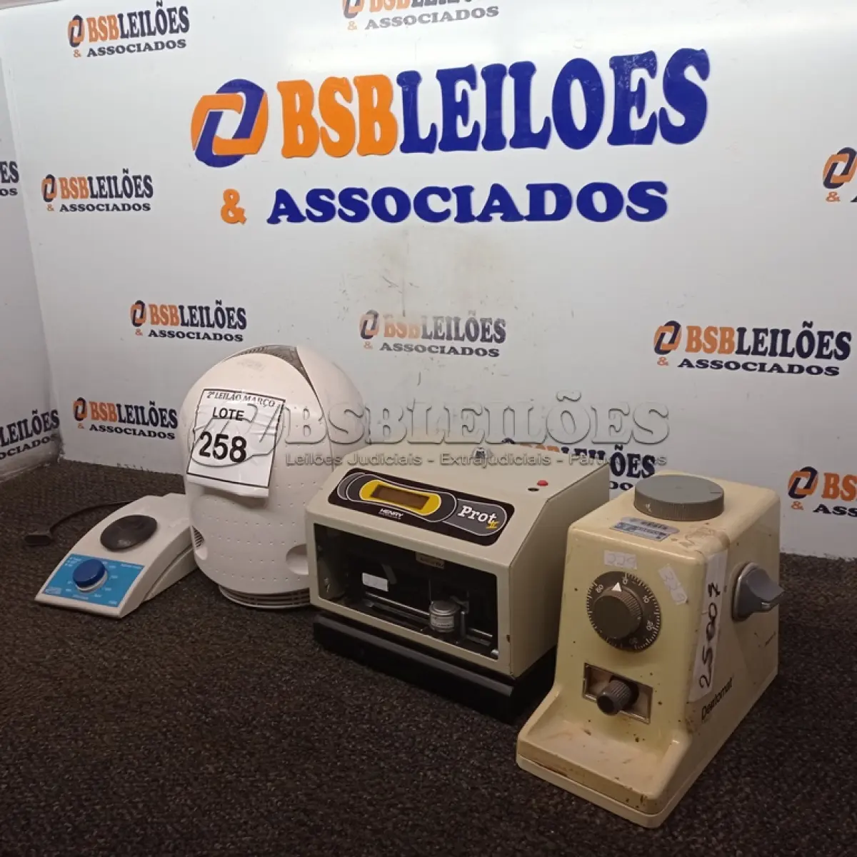 LOTE 258 - 01 RELÓGIO DE PONTO MARCA HENRY, 01 PURIFICADOR DE AR AIR FREE, 01 AMALGAMADOR E 01 AGITADOR DE TUBO. (NO ESTADO) ATENÇÃO! FAZER A VISITAÇÃO ANTES DE ARREMATAR, NÃO SABEMOS SE FUNCIONA. LEILÃO NÃO TEM GARANTIA E NEM DEVOLUÇÃO, SUJEITO A POSSÍVEIS AVARIAS VISÍVEIS/OCULTAS E/OU AUSÊNCIA DE COMPONENTES.