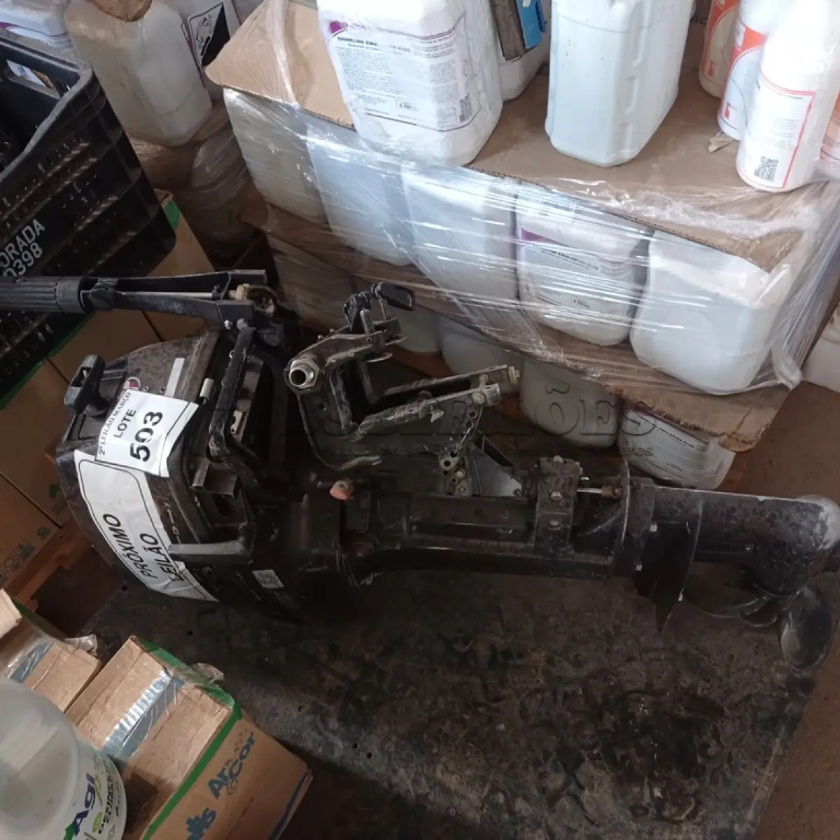 LOTE 503 - 01 MOTOR 18 HP 13.2KW – 5500R/MIN 41/46KG MARCA TOHATSU E 01 TANQUE DE GASOLINA. (NO ESTADO) ATENÇÃO! FAZER A VISITAÇÃO ANTES DE ARREMATAR, NÃO SABEMOS SE FUNCIONA. LEILÃO NÃO TEM GARANTIA E NEM DEVOLUÇÃO, SUJEITO A POSSÍVEIS AVARIAS VISÍVEIS/OCULTAS E/OU AUSÊNCIA DE COMPONENTES.