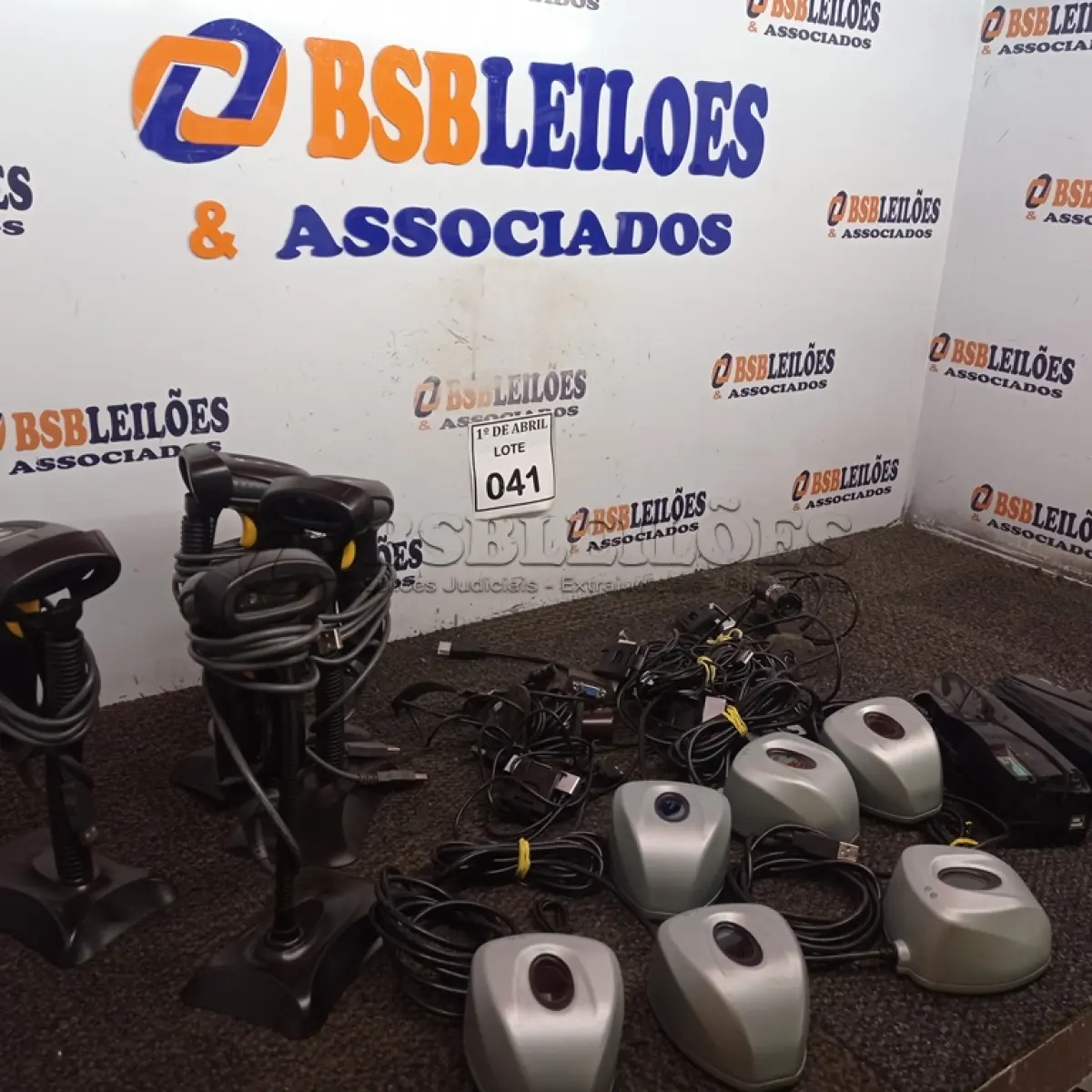 LOTE 041 - 01 LOTE COM LEITORES DE CÓDIGO DE BARRAS E CÂMERAS PARA COMPUTADORES. (NO ESTADO) ATENÇÃO! FAZER A VISITAÇÃO ANTES DE ARREMATAR, NÃO SABEMOS SE FUNCIONA. LEILÃO NÃO TEM GARANTIA E NEM DEVOLUÇÃO, SUJEITO A POSSÍVEIS AVARIAS VISÍVEIS/OCULTAS E/OU AUSÊNCIA DE COMPONENTES.
