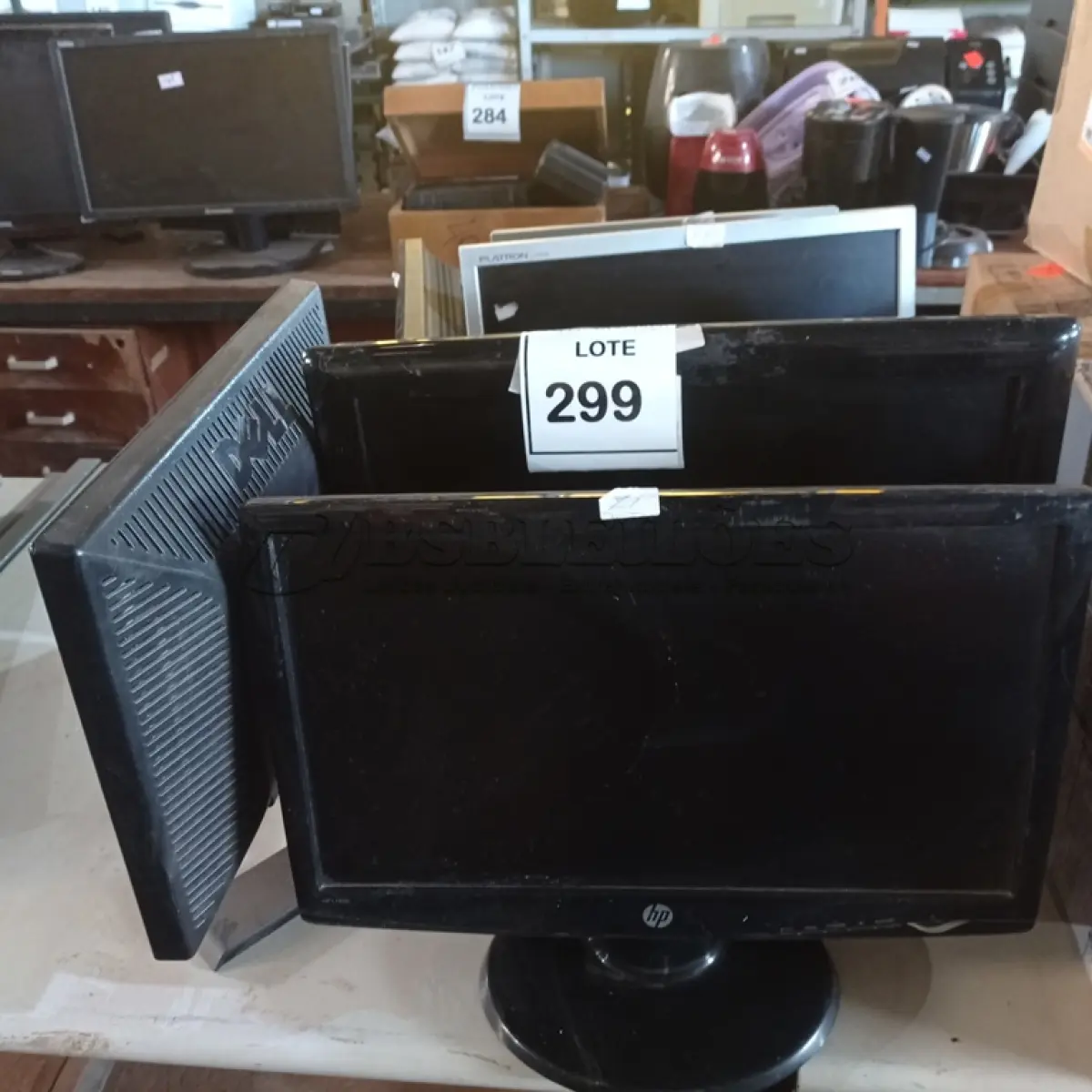 LOTE 299 - 06 MONITORES LCD MARCAS E MODELOS DIVERSOS. (NO ESTADO) ATENÇÃO! FAZER A VISITAÇÃO ANTES DE ARREMATAR, NÃO SABEMOS SE FUNCIONA. LEILÃO NÃO TEM GARANTIA E NEM DEVOLUÇÃO, SUJEITO A POSSÍVEIS AVARIAS VISÍVEIS/OCULTAS E/OU AUSÊNCIA DE COMPONENTES.