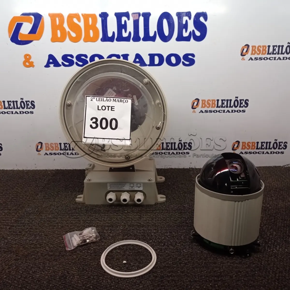 LOTE 300 - 01 CÂMERA DOME MARCA PIXORD. (NO ESTADO) ATENÇÃO! FAZER A VISITAÇÃO ANTES DE ARREMATAR, NÃO SABEMOS SE FUNCIONA. LEILÃO NÃO TEM GARANTIA E NEM DEVOLUÇÃO, SUJEITO A POSSÍVEIS AVARIAS VISÍVEIS/OCULTAS E/OU AUSÊNCIA DE COMPONENTES.