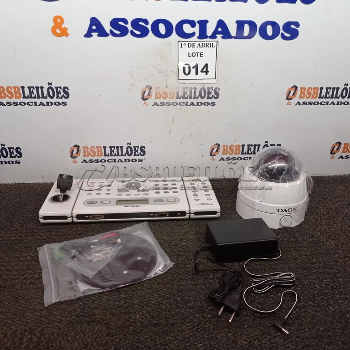 LOTE 014 - 01 MESA CONTROLADORA SAMSUNG E 01 CÂMERA DOME. (NO ESTADO) ATENÇÃO! FAZER A VISITAÇÃO ANTES DE ARREMATAR, NÃO SABEMOS SE FUNCIONA. LEILÃO NÃO TEM GARANTIA E NEM DEVOLUÇÃO, SUJEITO A POSSÍVEIS AVARIAS VISÍVEIS/OCULTAS E/OU AUSÊNCIA DE COMPONENTES.
