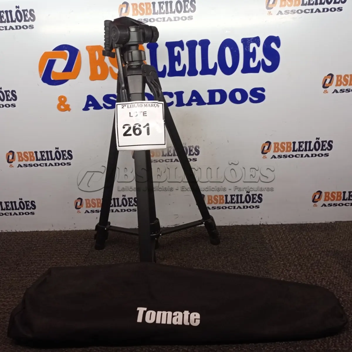 LOTE 261 - 01 TRIPÉ PARA CÂMERA MARCA TOMATE (NOVO). (NO ESTADO) ATENÇÃO! FAZER A VISITAÇÃO ANTES DE ARREMATAR, NÃO SABEMOS SE FUNCIONA. LEILÃO NÃO TEM GARANTIA E NEM DEVOLUÇÃO, SUJEITO A POSSÍVEIS AVARIAS VISÍVEIS/OCULTAS E/OU AUSÊNCIA DE COMPONENTES.