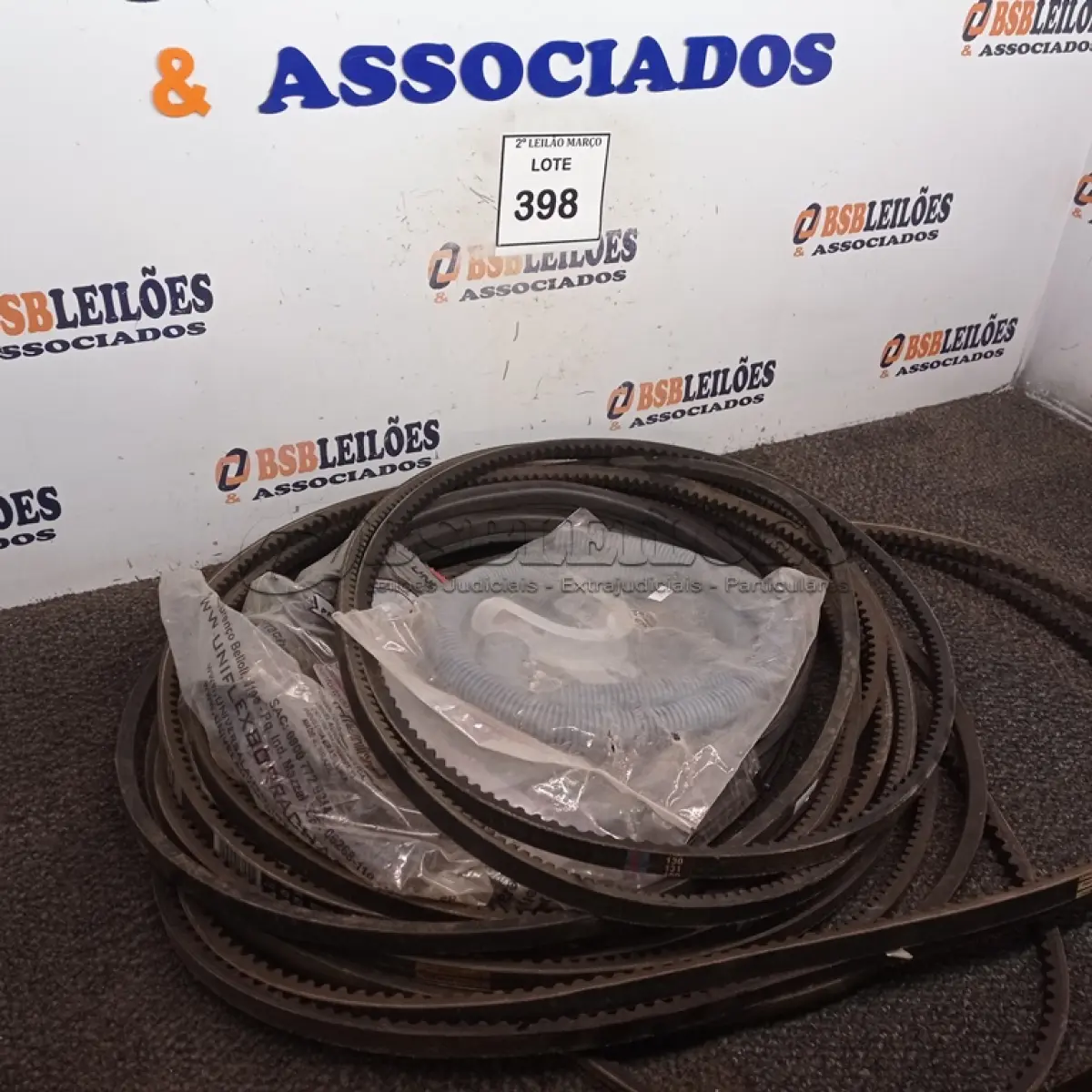 LOTE 398 - 12 CORREIAS DIVERSOS TAMANHOS.  (NO ESTADO) ATENÇÃO! FAZER A VISITAÇÃO ANTES DE ARREMATAR, NÃO SABEMOS SE FUNCIONA. LEILÃO NÃO TEM GARANTIA E NEM DEVOLUÇÃO, SUJEITO A POSSÍVEIS AVARIAS VISÍVEIS/OCULTAS E/OU AUSÊNCIA DE COMPONENTES.