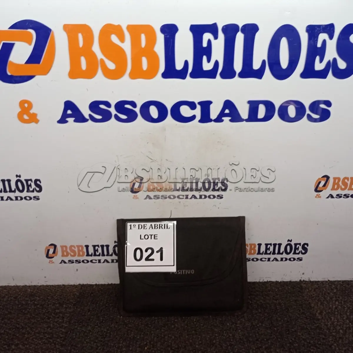 LOTE 021 - 01 TABLET POSITIVO COM BOLSA. (NO ESTADO) ATENÇÃO! FAZER A VISITAÇÃO ANTES DE ARREMATAR, NÃO SABEMOS SE FUNCIONA. LEILÃO NÃO TEM GARANTIA E NEM DEVOLUÇÃO, SUJEITO A POSSÍVEIS AVARIAS VISÍVEIS/OCULTAS E/OU AUSÊNCIA DE COMPONENTES.
