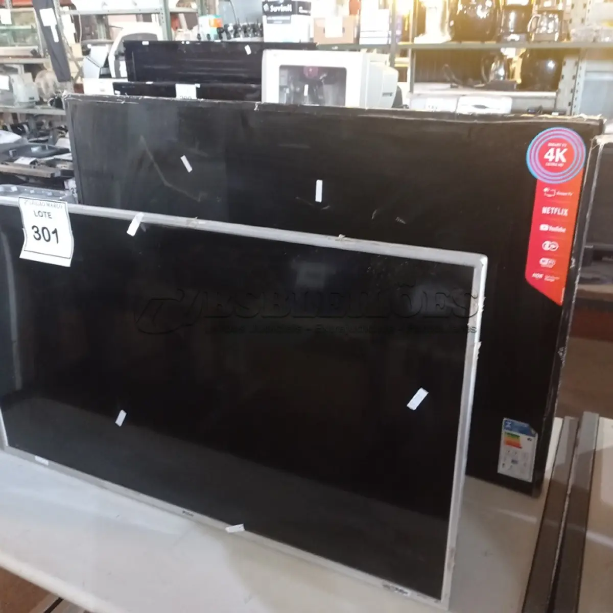 LOTE 301 - 02 TV’S PARA RETIRADA DE PEÇAS. (NO ESTADO) ATENÇÃO! FAZER A VISITAÇÃO ANTES DE ARREMATAR, NÃO SABEMOS SE FUNCIONA. LEILÃO NÃO TEM GARANTIA E NEM DEVOLUÇÃO, SUJEITO A POSSÍVEIS AVARIAS VISÍVEIS/OCULTAS E/OU AUSÊNCIA DE COMPONENTES.