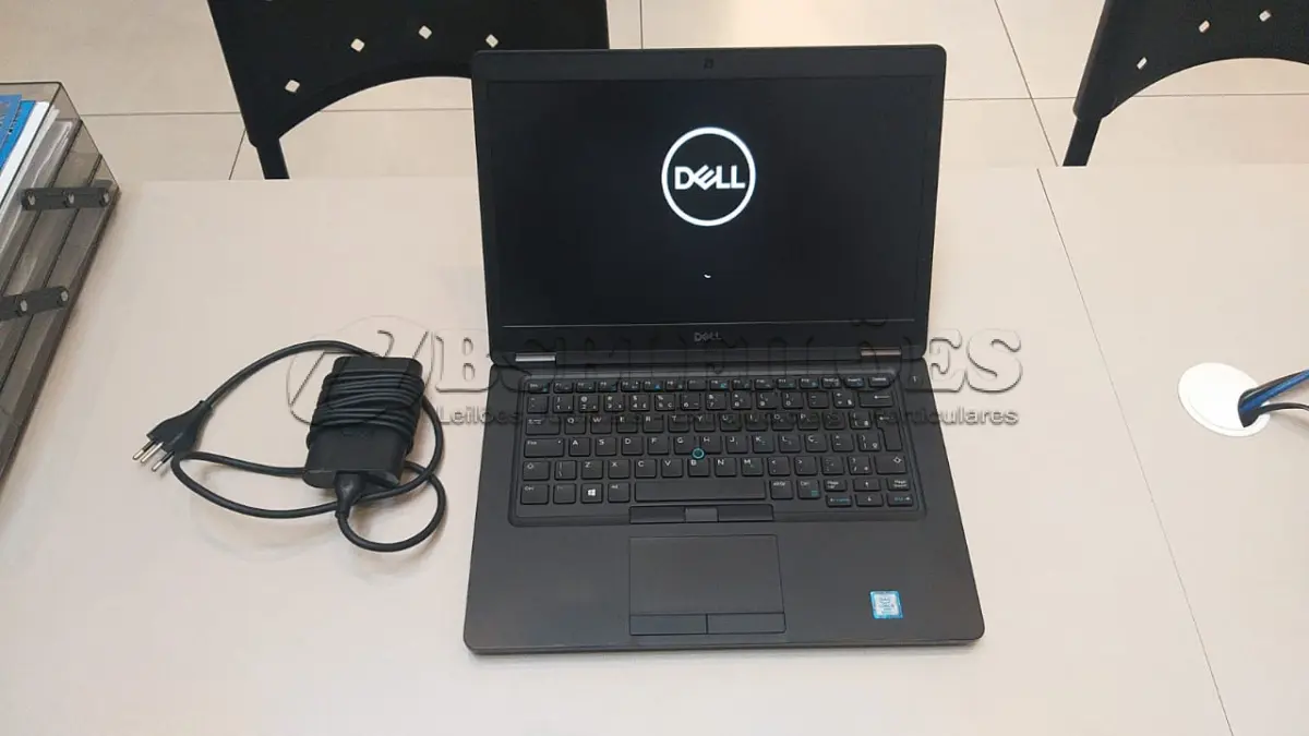 LOTE 202 - 01 NOTEBOOK DELL I5 8350U 8GB NA COR PRETO C/CARREGADOR . (NO ESTADO) ATENÇÃO! FAZER A VISITAÇÃO ANTES DE ARREMATAR, NÃO SABEMOS SE FUNCIONA. LEILÃO NÃO TEM GARANTIA E NEM DEVOLUÇÃO, SUJEITO A POSSÍVEIS AVARIAS VISÍVEIS/OCULTAS E/OU AUSÊNCIA DE COMPONENTES.