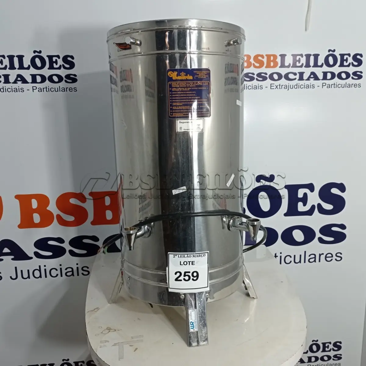 LOTE 259 - 01 CAFETEIRA INDUSTRIAL EM INOX.  (NO ESTADO) ATENÇÃO! FAZER A VISITAÇÃO ANTES DE ARREMATAR, NÃO SABEMOS SE FUNCIONA. LEILÃO NÃO TEM GARANTIA E NEM DEVOLUÇÃO, SUJEITO A POSSÍVEIS AVARIAS VISÍVEIS/OCULTAS E/OU AUSÊNCIA DE COMPONENTES.