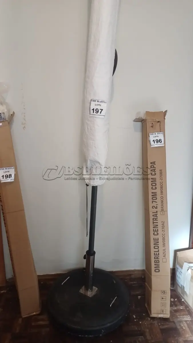 LOTE 197 - 01 OMBRELONE COM BASE. (NO ESTADO) ATENÇÃO! FAZER A VISITAÇÃO ANTES DE ARREMATAR, NÃO SABEMOS SE FUNCIONA. LEILÃO NÃO TEM GARANTIA E NEM DEVOLUÇÃO, SUJEITO A POSSÍVEIS AVARIAS VISÍVEIS/OCULTAS E/OU AUSÊNCIA DE COMPONENTES.