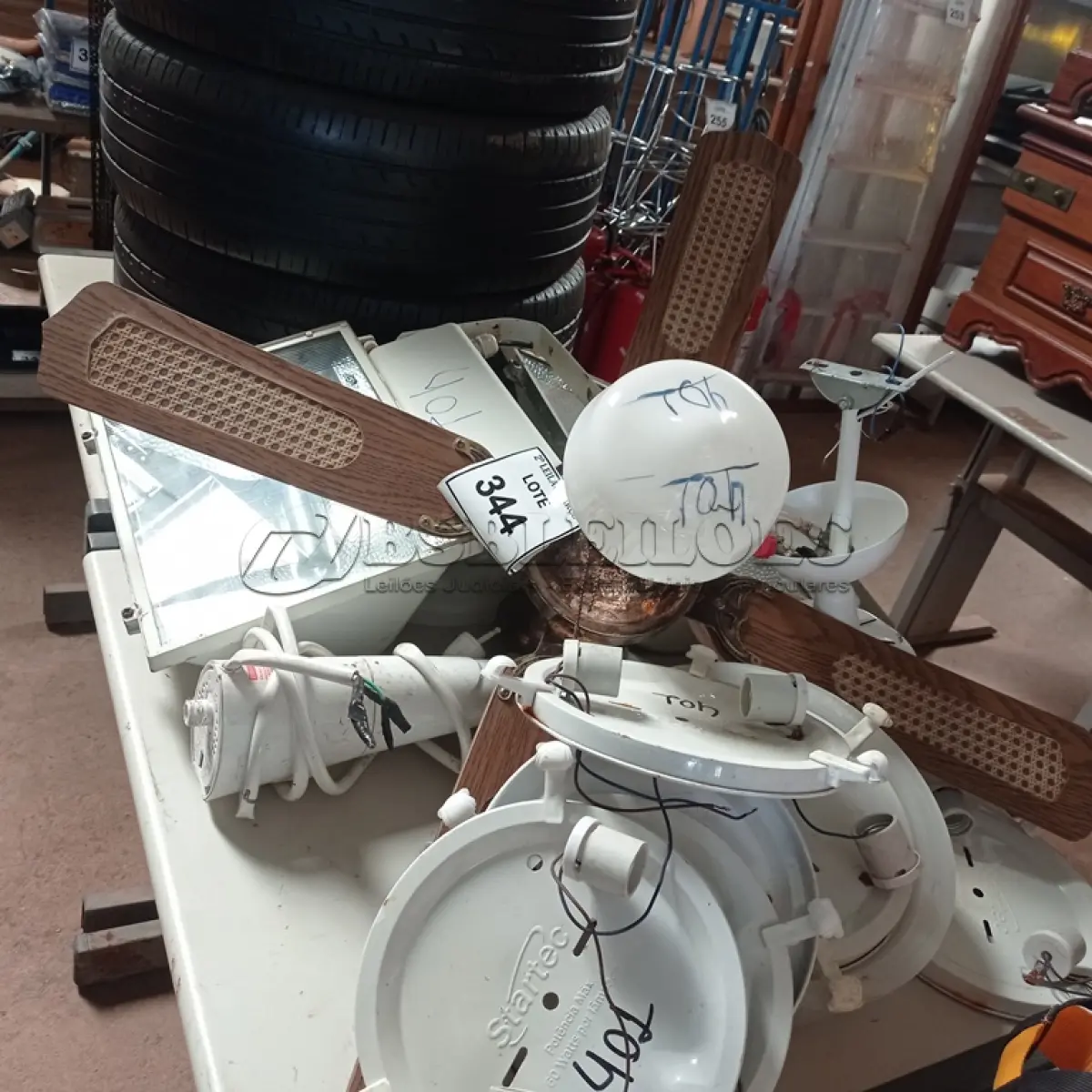 LOTE 344 - 01 LOTE COM VENTILADORES DE TETO E LUMINÁRIAS. (NO ESTADO) ATENÇÃO! FAZER A VISITAÇÃO ANTES DE ARREMATAR, NÃO SABEMOS SE FUNCIONA. LEILÃO NÃO TEM GARANTIA E NEM DEVOLUÇÃO, SUJEITO A POSSÍVEIS AVARIAS VISÍVEIS/OCULTAS E/OU AUSÊNCIA DE COMPONENTES.