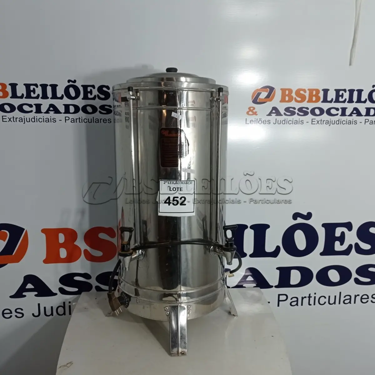 LOTE 452 - 01 CAFETEIRA ELÉTRICA EM INOX MARCA MONARCA. (NO ESTADO) ATENÇÃO! FAZER A VISITAÇÃO ANTES DE ARREMATAR, NÃO SABEMOS SE FUNCIONA. LEILÃO NÃO TEM GARANTIA E NEM DEVOLUÇÃO, SUJEITO A POSSÍVEIS AVARIAS VISÍVEIS/OCULTAS E/OU AUSÊNCIA DE COMPONENTES.