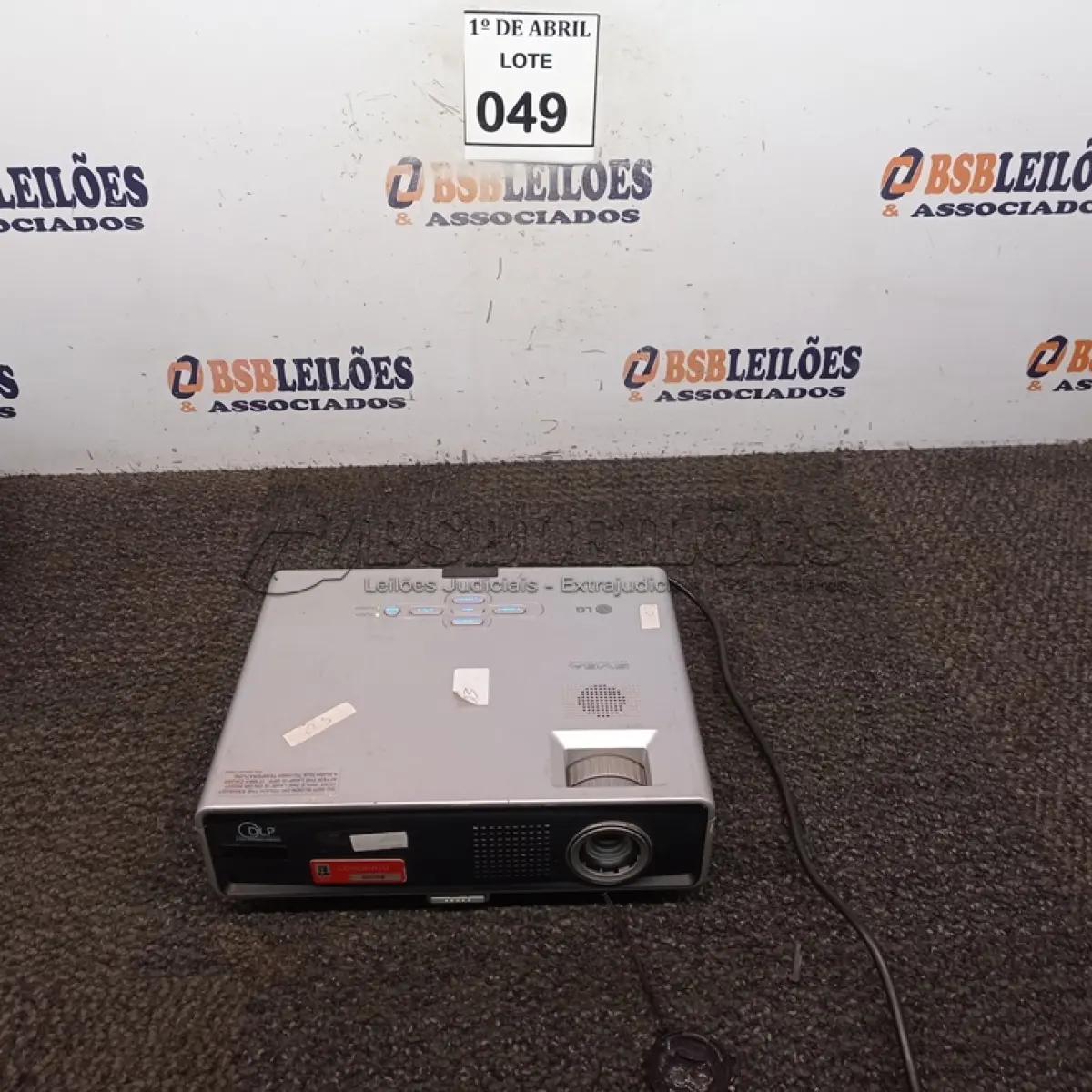 LOTE 049 - 01 PROJETOR LG. (NO ESTADO) ATENÇÃO! FAZER A VISITAÇÃO ANTES DE ARREMATAR, NÃO SABEMOS SE FUNCIONA. LEILÃO NÃO TEM GARANTIA E NEM DEVOLUÇÃO, SUJEITO A POSSÍVEIS AVARIAS VISÍVEIS/OCULTAS E/OU AUSÊNCIA DE COMPONENTES.