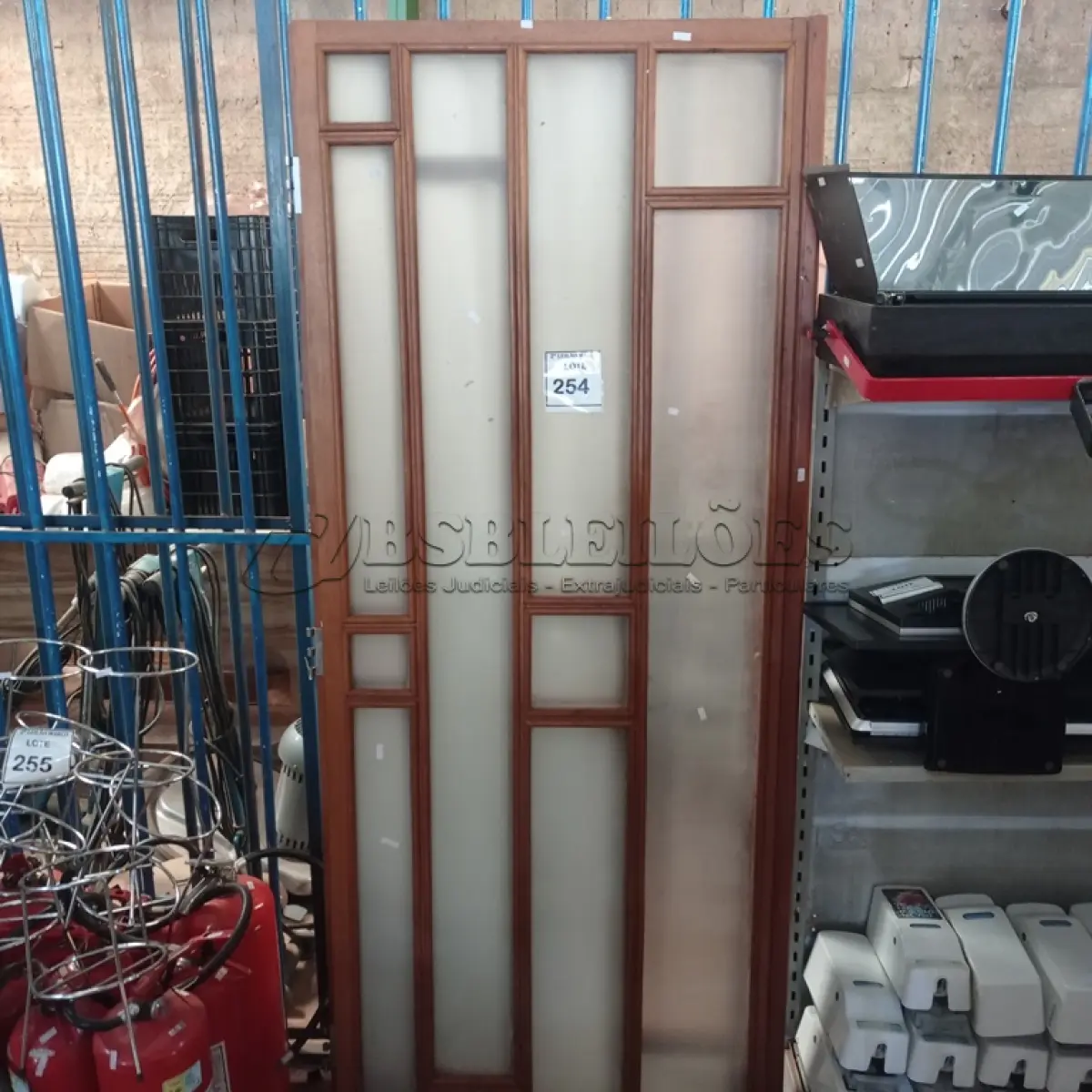 LOTE 254 - 02 PORTAS EM MADEIRA COM VIDRO.  (NO ESTADO) ATENÇÃO! FAZER A VISITAÇÃO ANTES DE ARREMATAR, NÃO SABEMOS SE FUNCIONA. LEILÃO NÃO TEM GARANTIA E NEM DEVOLUÇÃO, SUJEITO A POSSÍVEIS AVARIAS VISÍVEIS/OCULTAS E/OU AUSÊNCIA DE COMPONENTES.