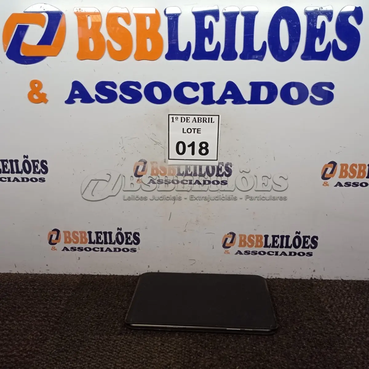 LOTE 018 - 01 TABLET SAMSUNG. (NO ESTADO) ATENÇÃO! FAZER A VISITAÇÃO ANTES DE ARREMATAR, NÃO SABEMOS SE FUNCIONA. LEILÃO NÃO TEM GARANTIA E NEM DEVOLUÇÃO, SUJEITO A POSSÍVEIS AVARIAS VISÍVEIS/OCULTAS E/OU AUSÊNCIA DE COMPONENTES.