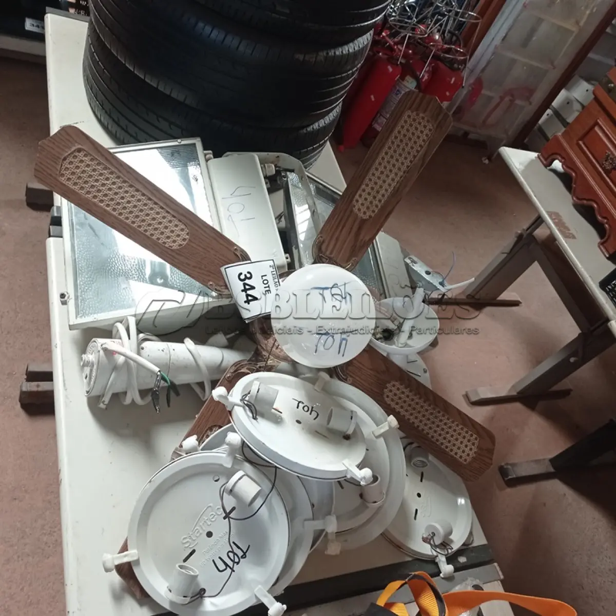 LOTE 344 - 01 LOTE COM VENTILADORES DE TETO E LUMINÁRIAS. (NO ESTADO) ATENÇÃO! FAZER A VISITAÇÃO ANTES DE ARREMATAR, NÃO SABEMOS SE FUNCIONA. LEILÃO NÃO TEM GARANTIA E NEM DEVOLUÇÃO, SUJEITO A POSSÍVEIS AVARIAS VISÍVEIS/OCULTAS E/OU AUSÊNCIA DE COMPONENTES.
