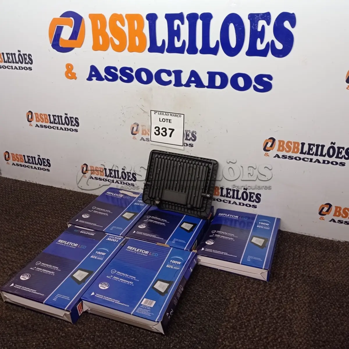 LOTE 337 - 05 REFLETORES DE LED AMBIENTE EXTERNO 100W CADA. (NOVO). (NO ESTADO) ATENÇÃO! FAZER A VISITAÇÃO ANTES DE ARREMATAR, NÃO SABEMOS SE FUNCIONA. LEILÃO NÃO TEM GARANTIA E NEM DEVOLUÇÃO, SUJEITO A POSSÍVEIS AVARIAS VISÍVEIS/OCULTAS E/OU AUSÊNCIA DE COMPONENTES.