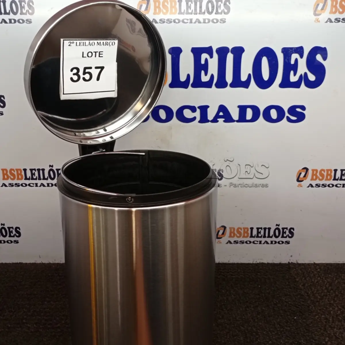 LOTE 357 - 01 LIXEIRA EM INOX COM PEDAL CAPACIDADE 12L. (NOVA). (NO ESTADO) ATENÇÃO! FAZER A VISITAÇÃO ANTES DE ARREMATAR, NÃO SABEMOS SE FUNCIONA. LEILÃO NÃO TEM GARANTIA E NEM DEVOLUÇÃO, SUJEITO A POSSÍVEIS AVARIAS VISÍVEIS/OCULTAS E/OU AUSÊNCIA DE COMPONENTES.