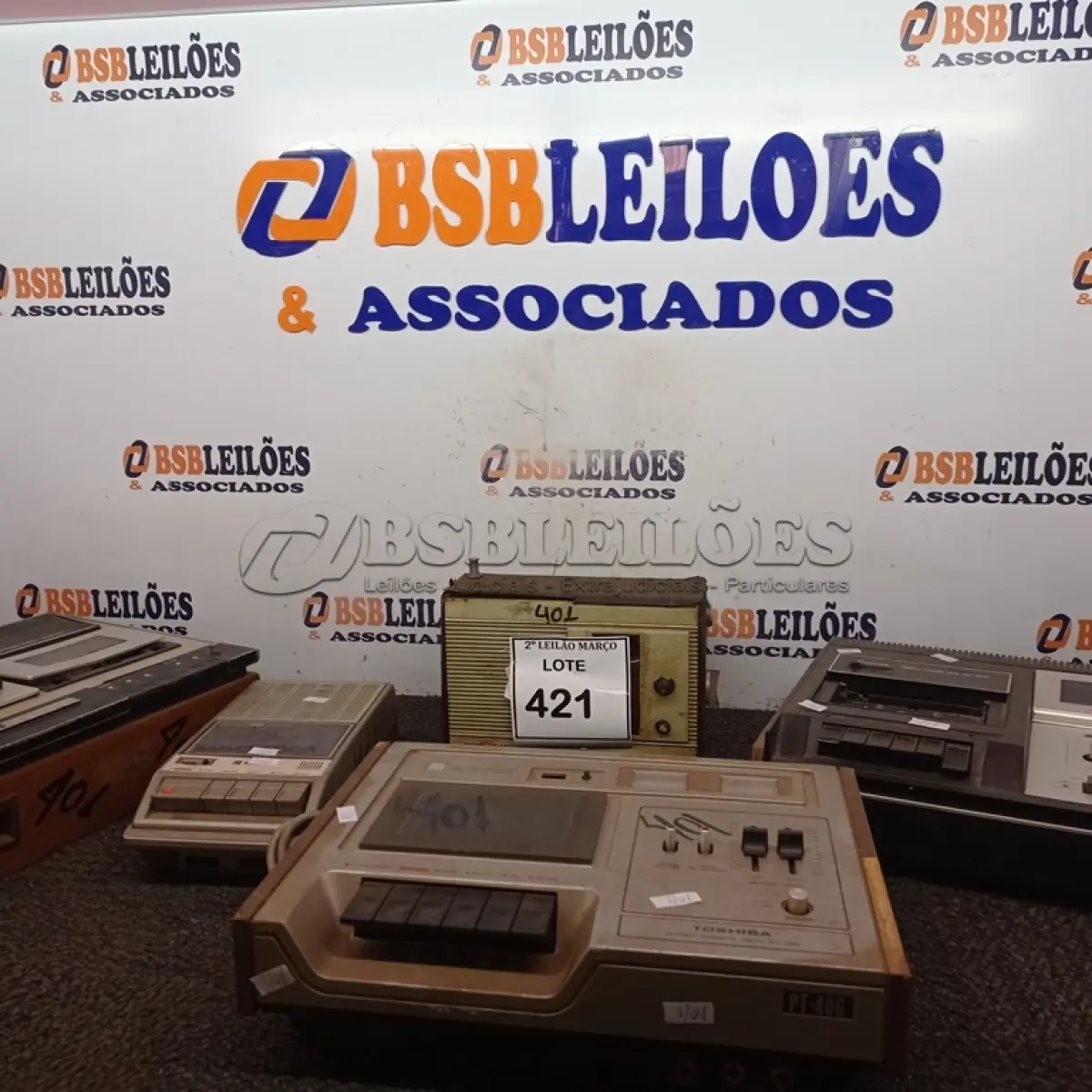 LOTE 421 - 01 LOTE C/VÁRIOS TOCA-FITAS MARCAS E MODELOS DIVERSOS. (NO ESTADO) ATENÇÃO! FAZER A VISITAÇÃO ANTES DE ARREMATAR, NÃO SABEMOS SE FUNCIONA. LEILÃO NÃO TEM GARANTIA E NEM DEVOLUÇÃO, SUJEITO A POSSÍVEIS AVARIAS VISÍVEIS/OCULTAS E/OU AUSÊNCIA DE COMPONENTES.