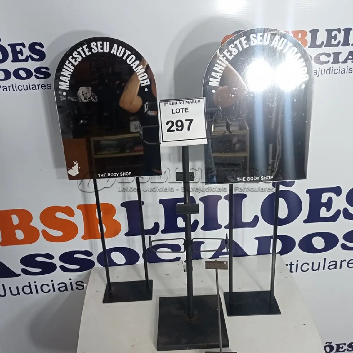 LOTE 297 - 02 ESPELHOS E 01 MOSTRUÁRIO. (NO ESTADO) ATENÇÃO! FAZER A VISITAÇÃO ANTES DE ARREMATAR, NÃO SABEMOS SE FUNCIONA. LEILÃO NÃO TEM GARANTIA E NEM DEVOLUÇÃO, SUJEITO A POSSÍVEIS AVARIAS VISÍVEIS/OCULTAS E/OU AUSÊNCIA DE COMPONENTES.