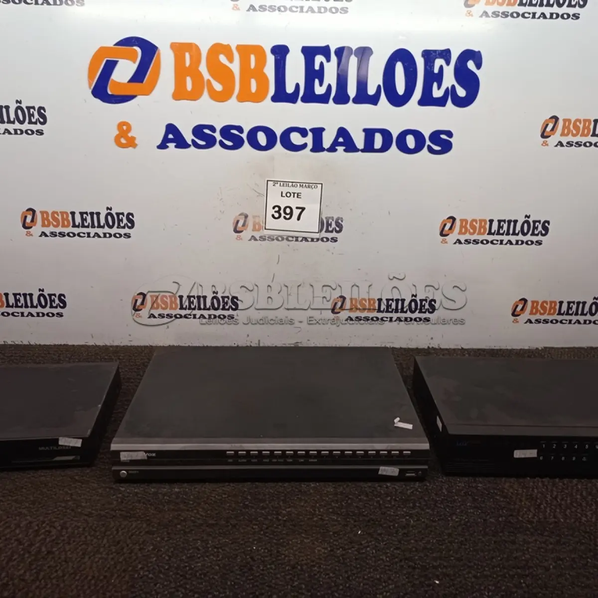 LOTE 397 - 03 DVRS DIVERSOS. (NO ESTADO) ATENÇÃO! FAZER A VISITAÇÃO ANTES DE ARREMATAR, NÃO SABEMOS SE FUNCIONA. LEILÃO NÃO TEM GARANTIA E NEM DEVOLUÇÃO, SUJEITO A POSSÍVEIS AVARIAS VISÍVEIS/OCULTAS E/OU AUSÊNCIA DE COMPONENTES.