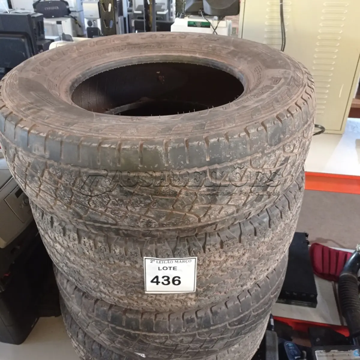 LOTE 436 - 04 PNEUS USADOS MEDIDAS E MODELOS DIVERSOS. (NO ESTADO) ATENÇÃO! FAZER A VISITAÇÃO ANTES DE ARREMATAR, NÃO SABEMOS SE FUNCIONA. LEILÃO NÃO TEM GARANTIA E NEM DEVOLUÇÃO, SUJEITO A POSSÍVEIS AVARIAS VISÍVEIS/OCULTAS E/OU AUSÊNCIA DE COMPONENTES.