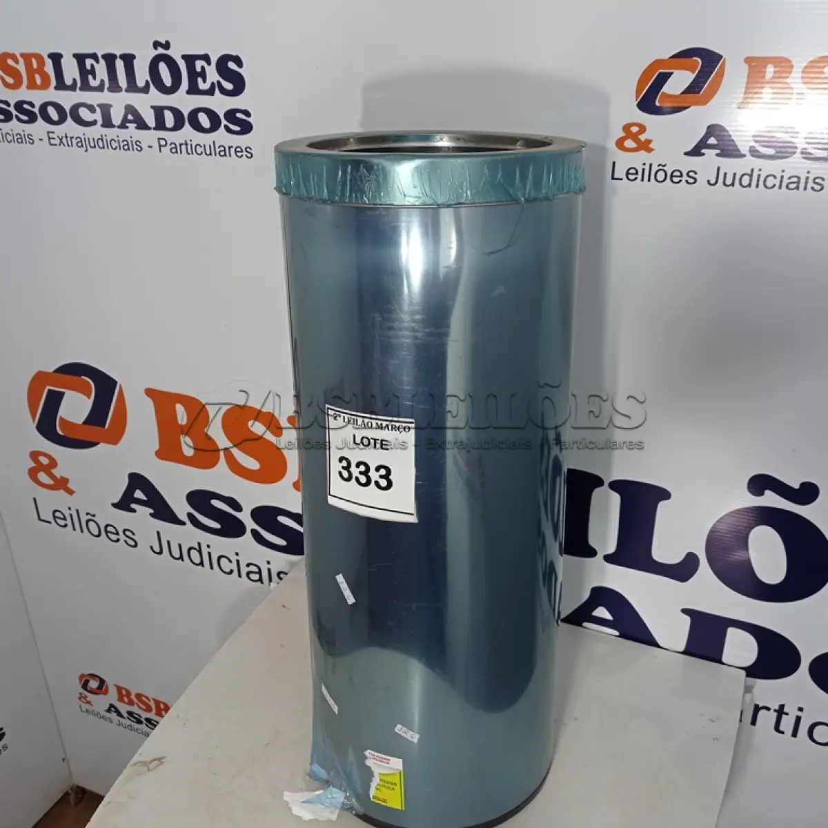 LOTE 333 - 01 LIXEIRA EM INOX REDONDA. (NO ESTADO) ATENÇÃO! FAZER A VISITAÇÃO ANTES DE ARREMATAR, NÃO SABEMOS SE FUNCIONA. LEILÃO NÃO TEM GARANTIA E NEM DEVOLUÇÃO, SUJEITO A POSSÍVEIS AVARIAS VISÍVEIS/OCULTAS E/OU AUSÊNCIA DE COMPONENTES.