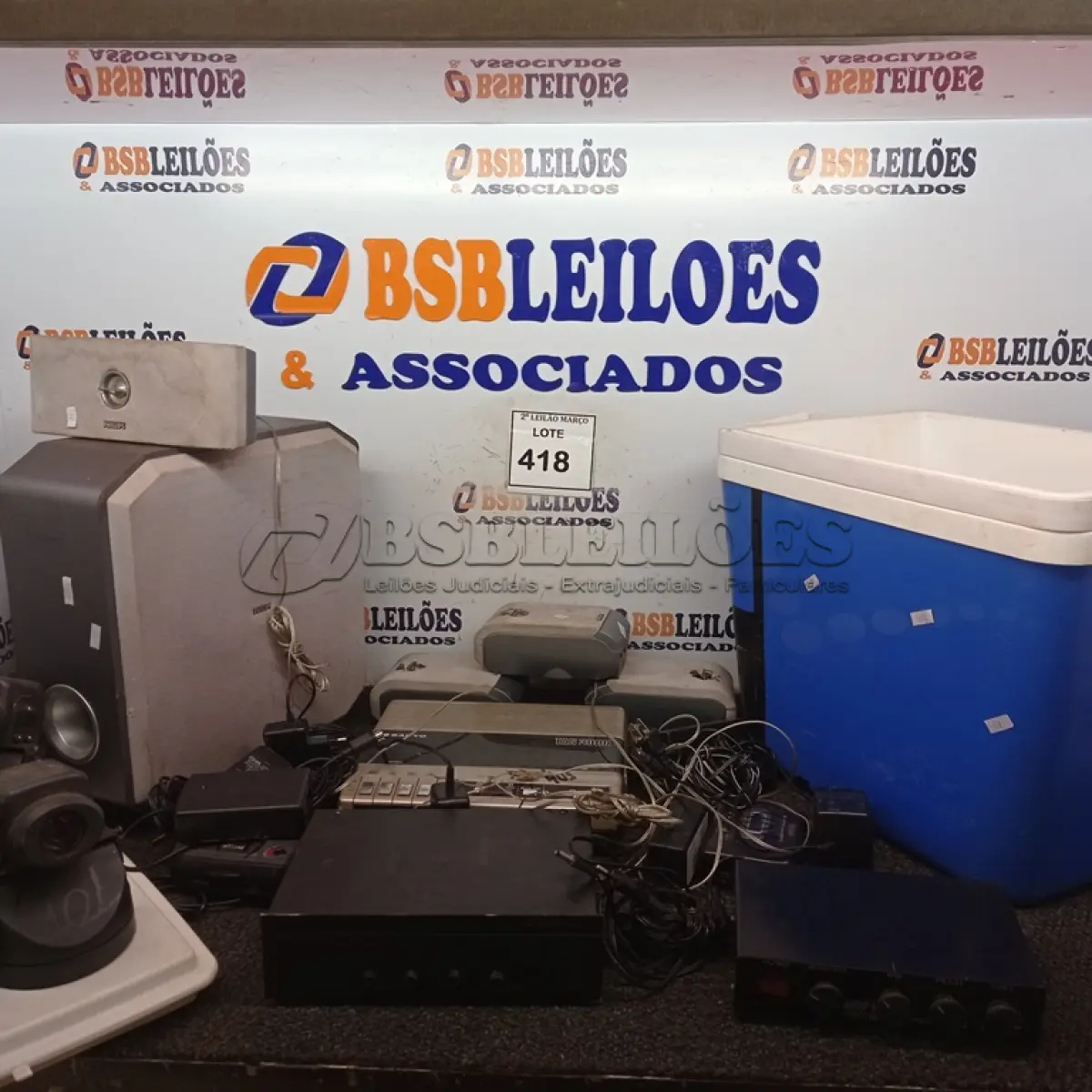 LOTE 418 - 01 TOCA FITAS PORTÁTIL MARCA SANYO E VÁRIAS CAIXAS DE SOM E ELETRÔNICOS MARCAS E MODELOS DIVERSOS. (NO ESTADO) ATENÇÃO! FAZER A VISITAÇÃO ANTES DE ARREMATAR, NÃO SABEMOS SE FUNCIONA. LEILÃO NÃO TEM GARANTIA E NEM DEVOLUÇÃO, SUJEITO A POSSÍVEIS AVARIAS VISÍVEIS/OCULTAS E/OU AUSÊNCIA DE COMPONENTES.