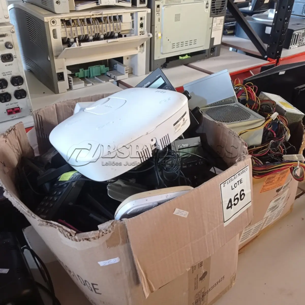 LOTE 456 - 02 CAIXAS COM VÁRIOS ELETRÔNICOS  E FONTES DIVERSOS.  (NO ESTADO) ATENÇÃO! FAZER A VISITAÇÃO ANTES DE ARREMATAR, NÃO SABEMOS SE FUNCIONA. LEILÃO NÃO TEM GARANTIA E NEM DEVOLUÇÃO, SUJEITO A POSSÍVEIS AVARIAS VISÍVEIS/OCULTAS E/OU AUSÊNCIA DE COMPONENTES.
