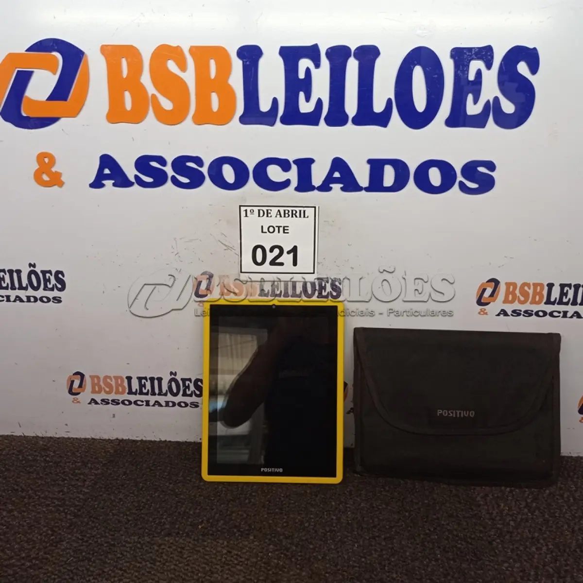 LOTE 021 - 01 TABLET POSITIVO COM BOLSA. (NO ESTADO) ATENÇÃO! FAZER A VISITAÇÃO ANTES DE ARREMATAR, NÃO SABEMOS SE FUNCIONA. LEILÃO NÃO TEM GARANTIA E NEM DEVOLUÇÃO, SUJEITO A POSSÍVEIS AVARIAS VISÍVEIS/OCULTAS E/OU AUSÊNCIA DE COMPONENTES.
