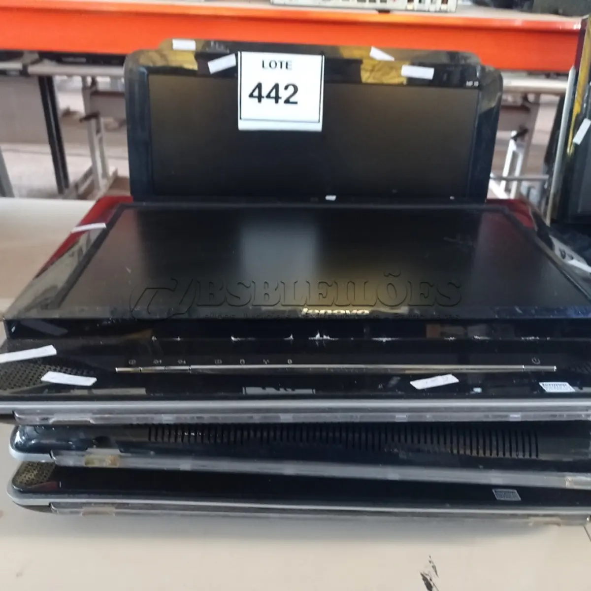 LOTE 442 - 05  ALL IN ONE SENDO 3 LENOVO E 2 HP COM AVARIAS. (NO ESTADO) ATENÇÃO! FAZER A VISITAÇÃO ANTES DE ARREMATAR, NÃO SABEMOS SE FUNCIONA. LEILÃO NÃO TEM GARANTIA E NEM DEVOLUÇÃO, SUJEITO A POSSÍVEIS AVARIAS VISÍVEIS/OCULTAS E/OU AUSÊNCIA DE COMPONENTES.