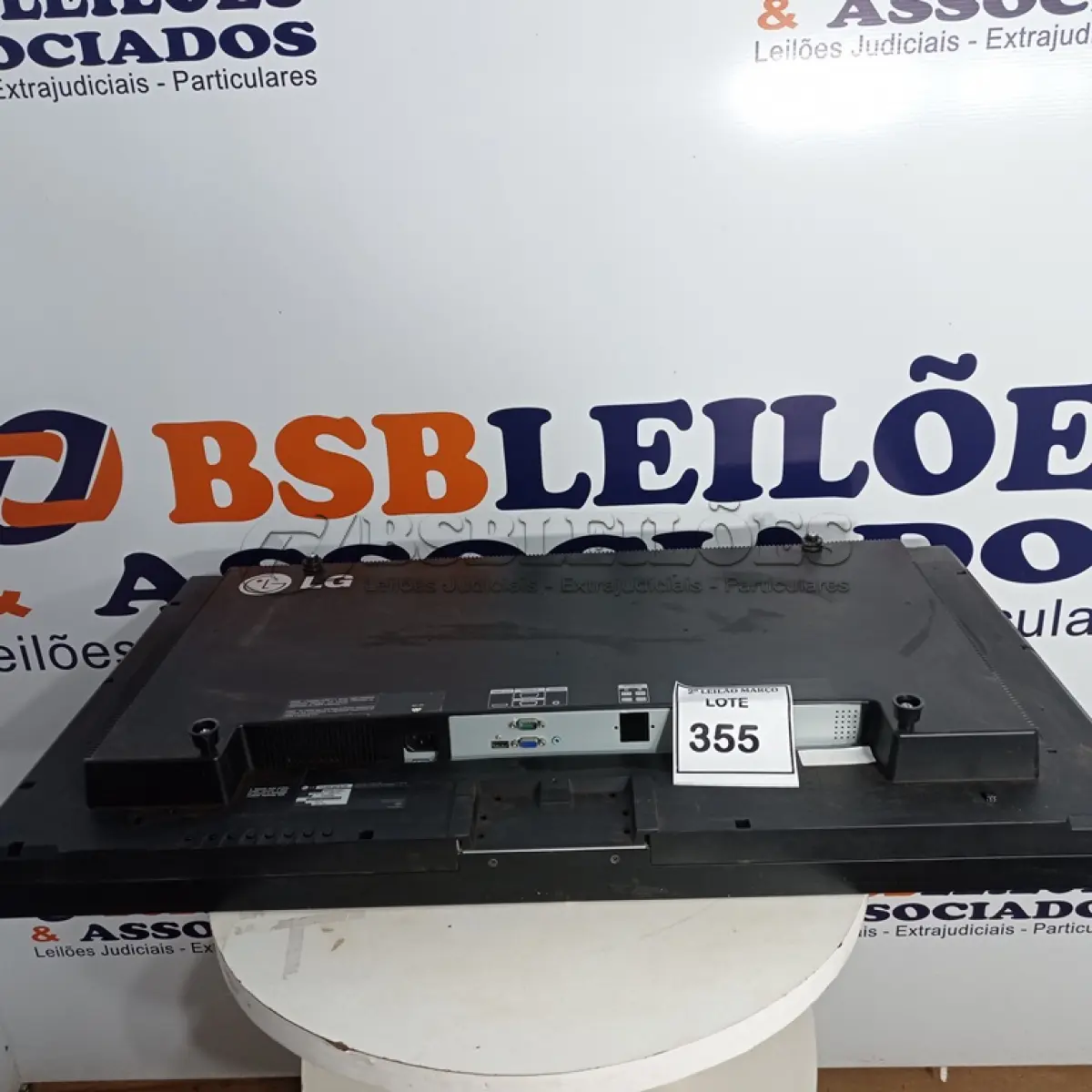 LOTE 355 -  01 MONITOR LG 42”. (NO ESTADO) ATENÇÃO! FAZER A VISITAÇÃO ANTES DE ARREMATAR, NÃO SABEMOS SE FUNCIONA. LEILÃO NÃO TEM GARANTIA E NEM DEVOLUÇÃO, SUJEITO A POSSÍVEIS AVARIAS VISÍVEIS/OCULTAS E/OU AUSÊNCIA DE COMPONENTES.