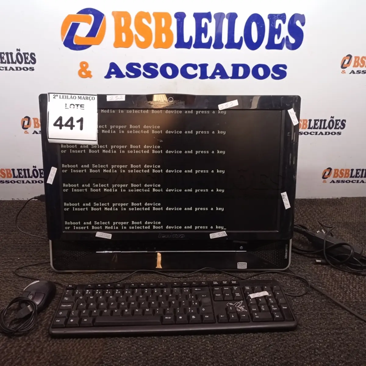 LOTE 441 - 01 ALL IN ONE LENOVO PRETO C/TECLADO, MOUSE E FONTE. (NO ESTADO) ATENÇÃO! FAZER A VISITAÇÃO ANTES DE ARREMATAR, NÃO SABEMOS SE FUNCIONA. LEILÃO NÃO TEM GARANTIA E NEM DEVOLUÇÃO, SUJEITO A POSSÍVEIS AVARIAS VISÍVEIS/OCULTAS E/OU AUSÊNCIA DE COMPONENTES.