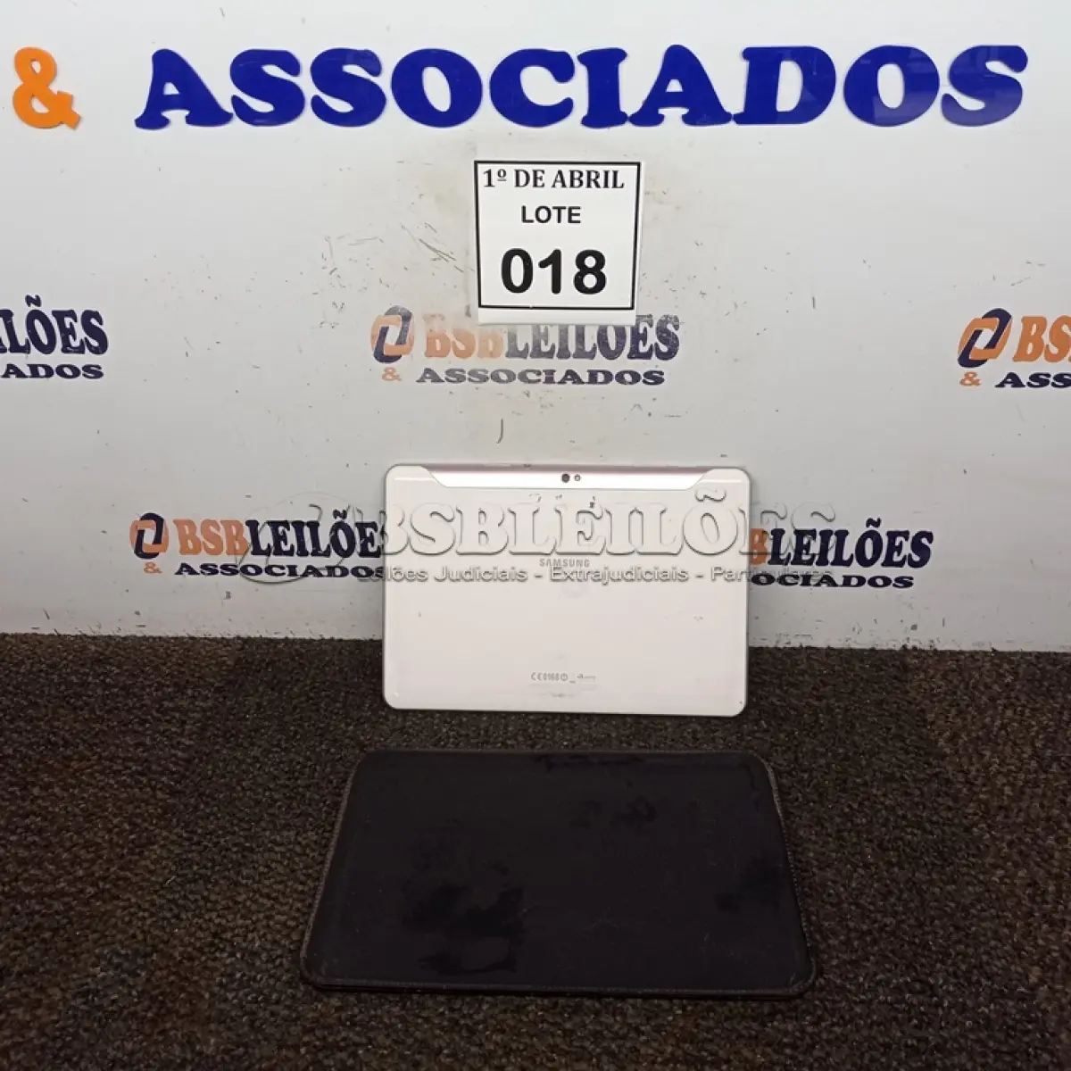 LOTE 018 - 01 TABLET SAMSUNG. (NO ESTADO) ATENÇÃO! FAZER A VISITAÇÃO ANTES DE ARREMATAR, NÃO SABEMOS SE FUNCIONA. LEILÃO NÃO TEM GARANTIA E NEM DEVOLUÇÃO, SUJEITO A POSSÍVEIS AVARIAS VISÍVEIS/OCULTAS E/OU AUSÊNCIA DE COMPONENTES.