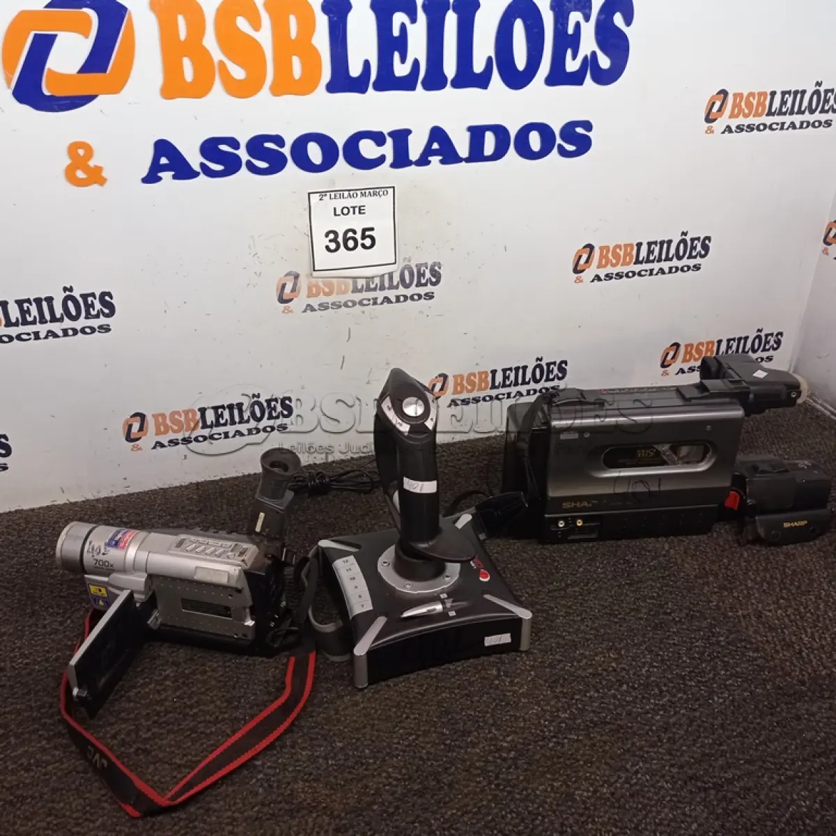 LOTE 365 - 02 FILMADORAS MARCA SHARP E JVC E 01 JOYSTICK MARCA LEADERSHIP GAMER. (NO ESTADO) ATENÇÃO! FAZER A VISITAÇÃO ANTES DE ARREMATAR, NÃO SABEMOS SE FUNCIONA. LEILÃO NÃO TEM GARANTIA E NEM DEVOLUÇÃO, SUJEITO A POSSÍVEIS AVARIAS VISÍVEIS/OCULTAS E/OU AUSÊNCIA DE COMPONENTES.
