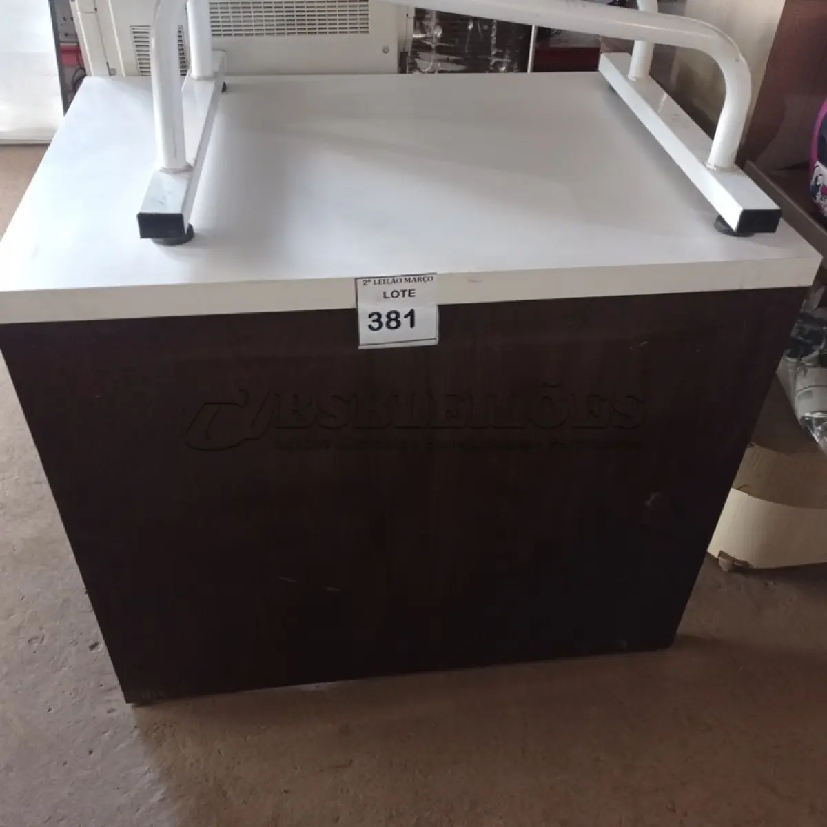 LOTE 381 - 01 BALCÃO EM MADEIRA NA COR MARROM E BRANCO. (NO ESTADO) ATENÇÃO! FAZER A VISITAÇÃO ANTES DE ARREMATAR, NÃO SABEMOS SE FUNCIONA. LEILÃO NÃO TEM GARANTIA E NEM DEVOLUÇÃO, SUJEITO A POSSÍVEIS AVARIAS VISÍVEIS/OCULTAS E/OU AUSÊNCIA DE COMPONENTES.