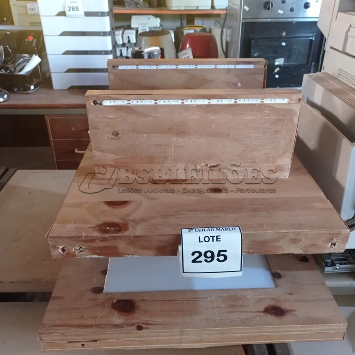 LOTE 295 - 01 PAINEL EM MADEIRA COM 02 PRATELEIRAS.  (NO ESTADO) ATENÇÃO! FAZER A VISITAÇÃO ANTES DE ARREMATAR, NÃO SABEMOS SE FUNCIONA. LEILÃO NÃO TEM GARANTIA E NEM DEVOLUÇÃO, SUJEITO A POSSÍVEIS AVARIAS VISÍVEIS/OCULTAS E/OU AUSÊNCIA DE COMPONENTES.